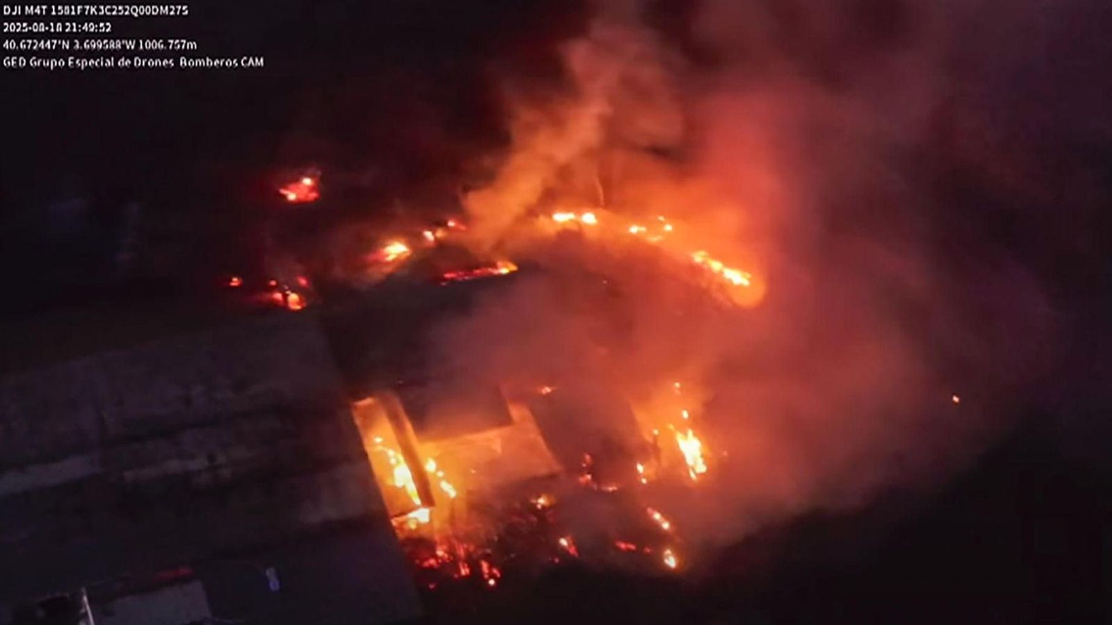 Captura dels drons dels bombers de la Comunitat de Madrid  que sobrevolaven la superfície cremada a Colmenar Viejo