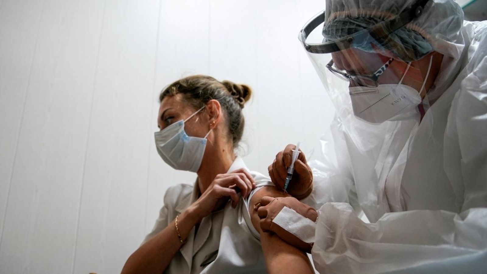 Una dona rep una vacuna en un centre sanitari