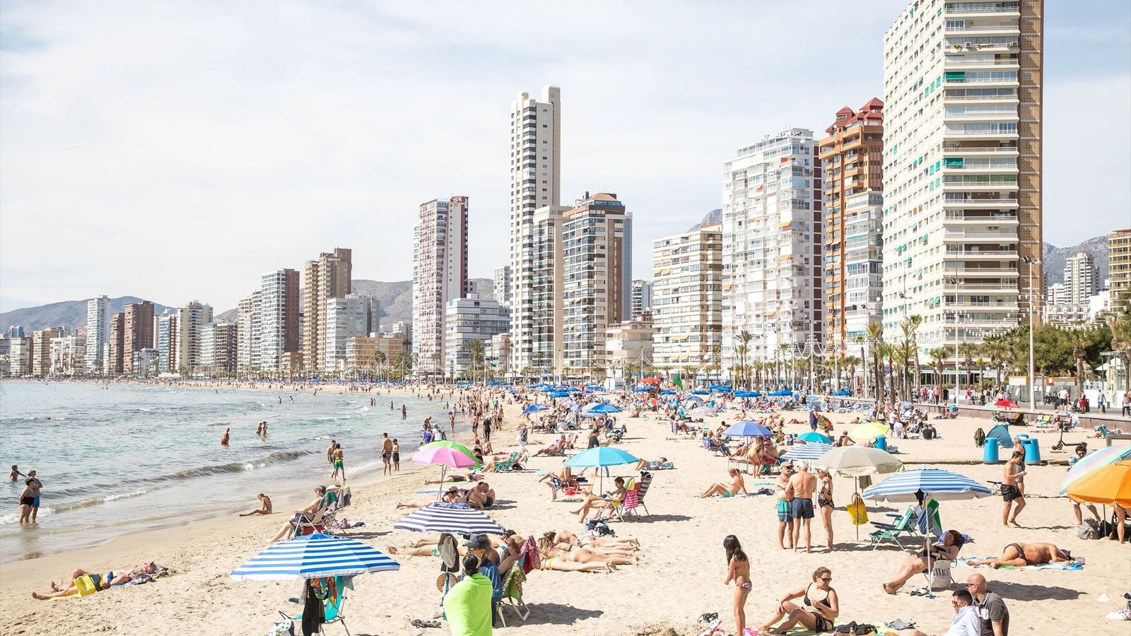 Turistes prenen el sol en la platja de Ponent de Benidorm en una imatge d'arxiu