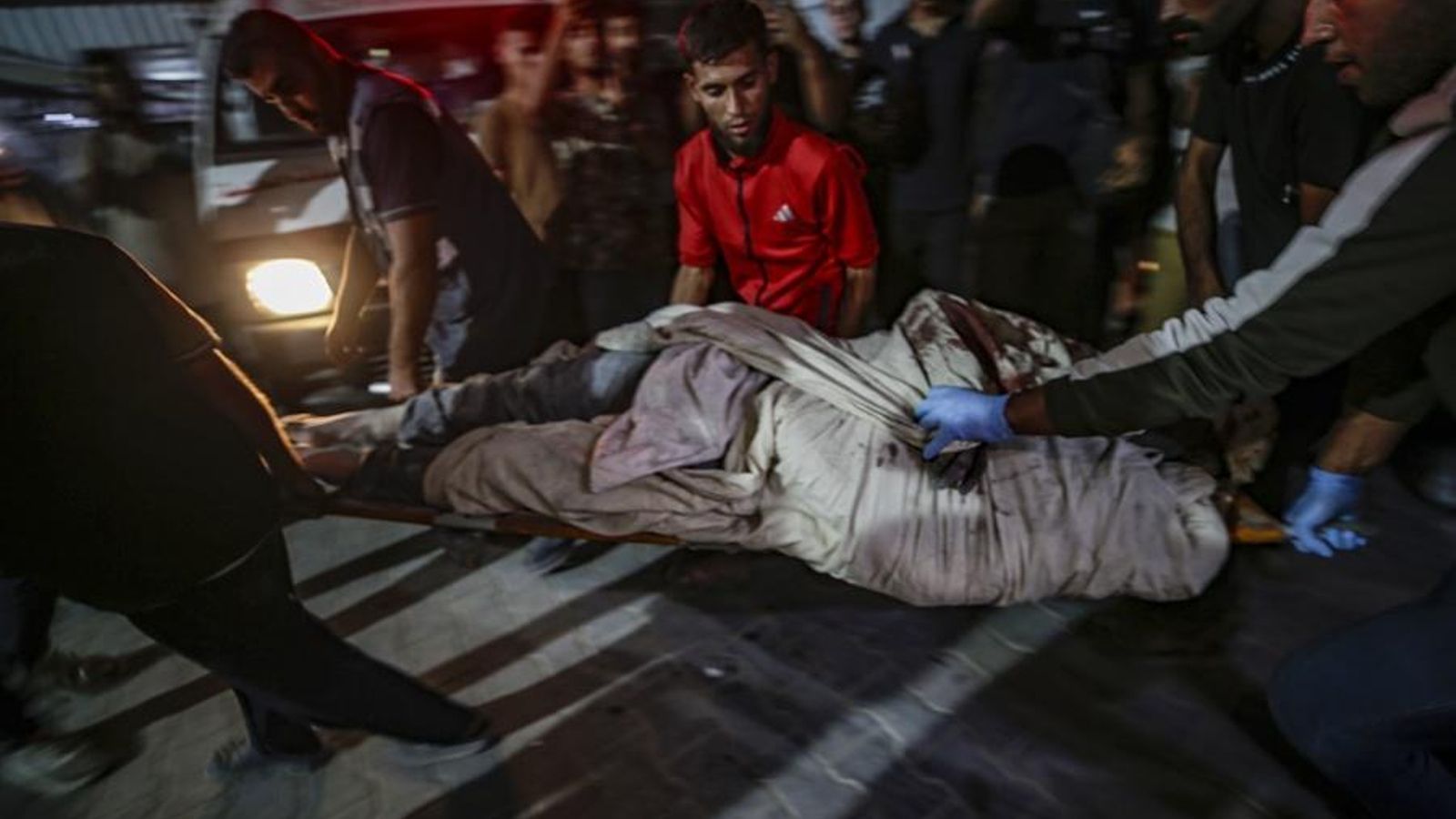 Trasllat del cadàver d'una de les víctimes dels bombardejos a l'Hospital Al Shifa de Gaza