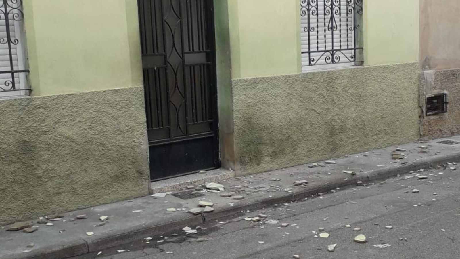 El sostre de la terrassa va caure i va fer caure bona part de l'estructura interior de l'habitatge