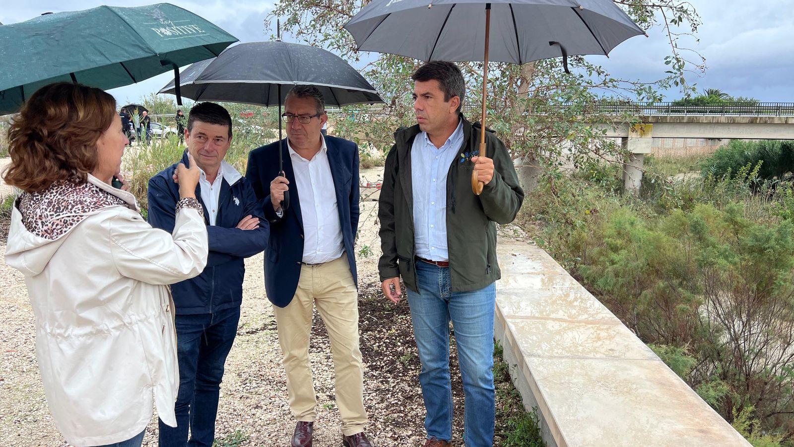 El president de la Generalitat, Carlos Mazón (dreta), juntament amb el president de la Diputació d’Alacant, Toni Pérez; el diputat provincial d’Emergències, Luis Rodríguez, i l’alcaldessa d’Almoradí, María Gómez, durant una visita a la mota del riu Segura