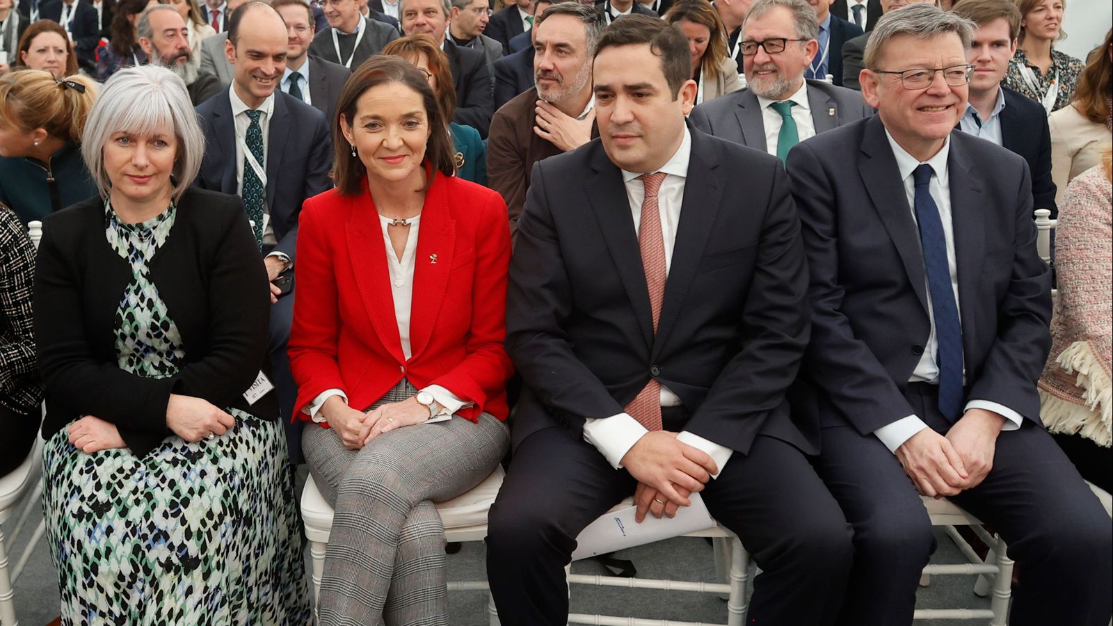 El president de la Generalitat, Ximo Puig; la ministra de Industria, Reyes Maroto; la VP Seniort de BP, Louise Kingham i el president de bp Energia Espanya, Andrés Guevara