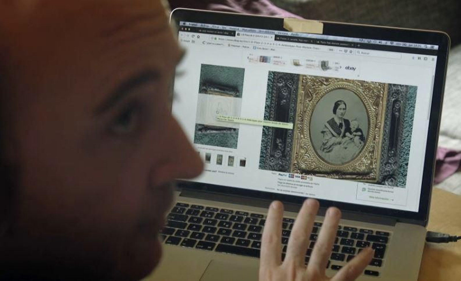 Areces consulta una pàgina a internet especialitzada en aquestes fotografies