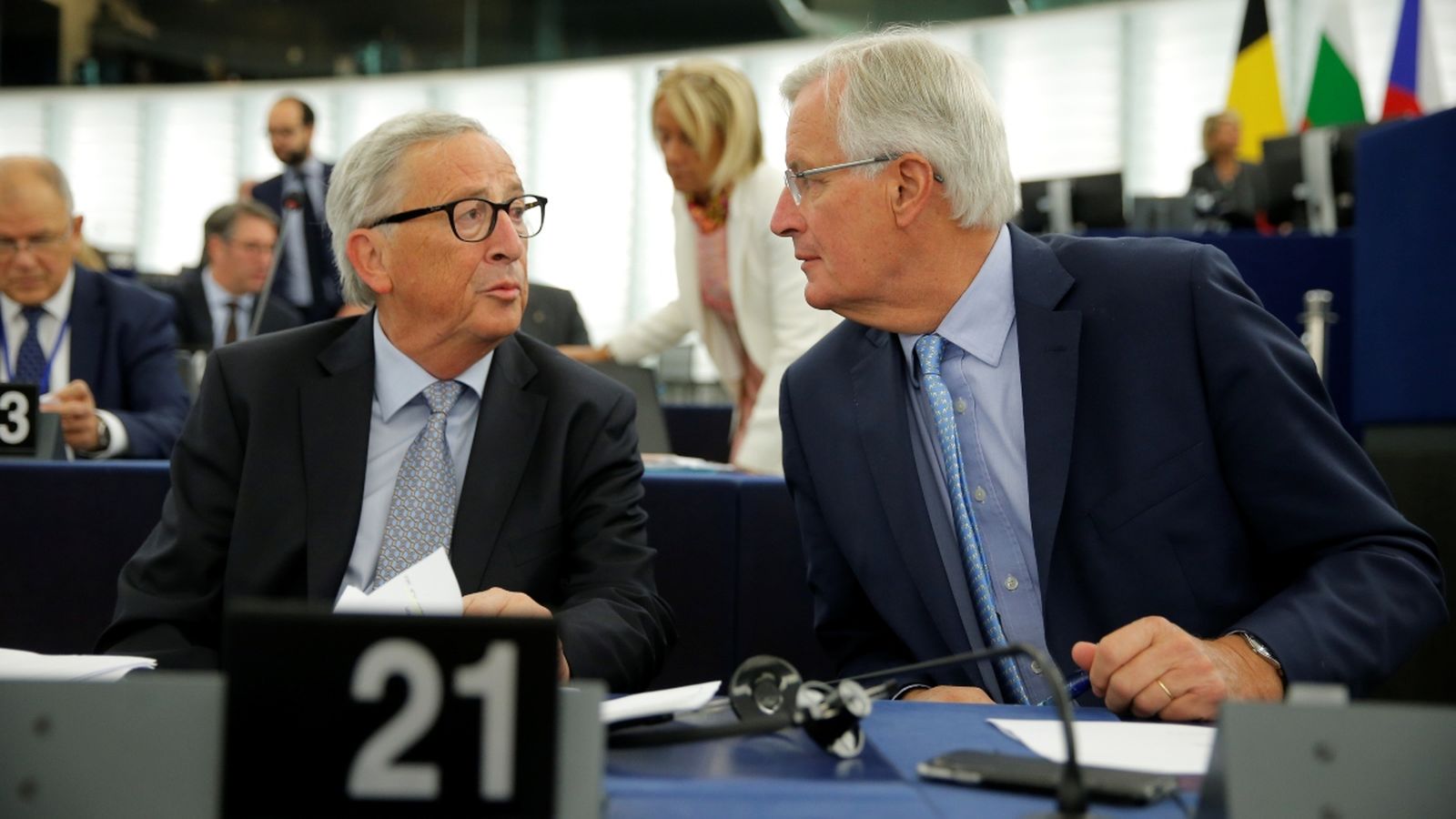 El president de la Comissió Europea, Jean-Claude Juncker, i el negociador del Brexit Michel Barnier, al Parlament Europeu d'Estrasburg