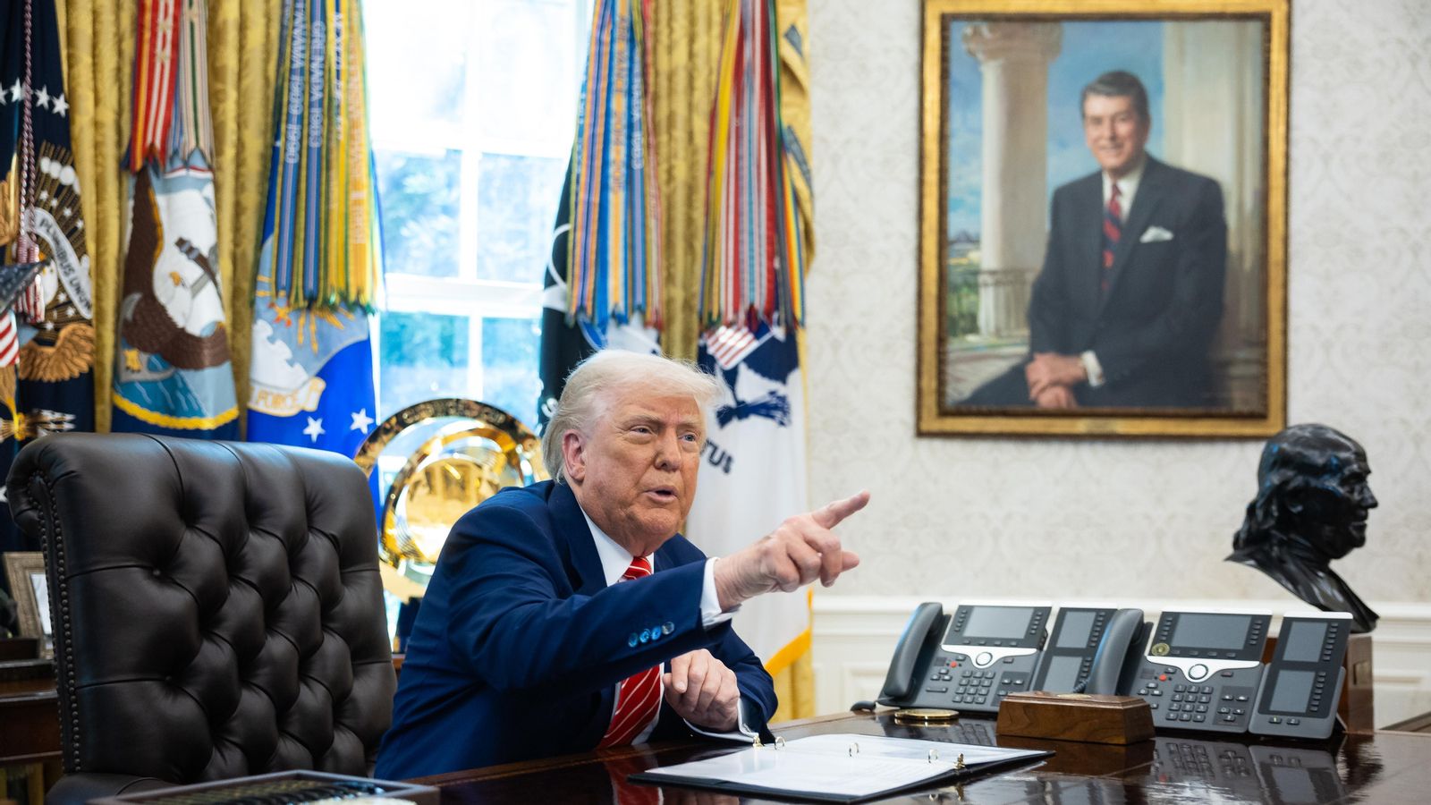 El president dels Estats Units, Donald Trump, en l'Oficina Oval de la Casa Blanca a Washington El president dels Estats Units, Donald Trump, en l'Oficina Oval de la Casa Blanca a Washington