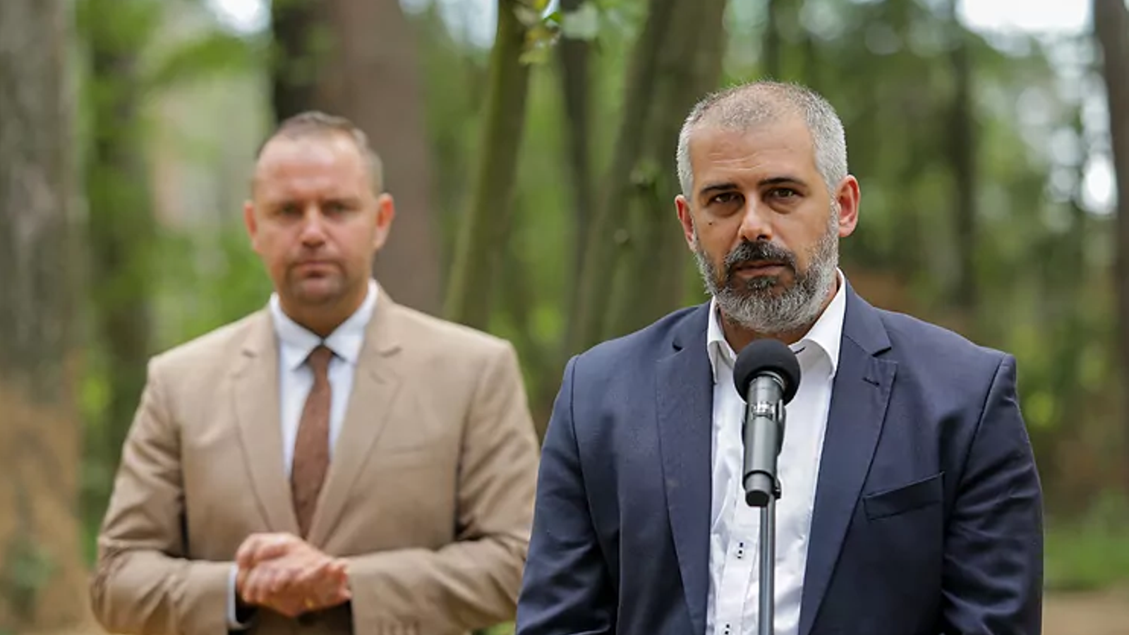 Karol Nawrocki escolta la intervenció de Tomasz Jankowski en el camp d'extermini de Soldau