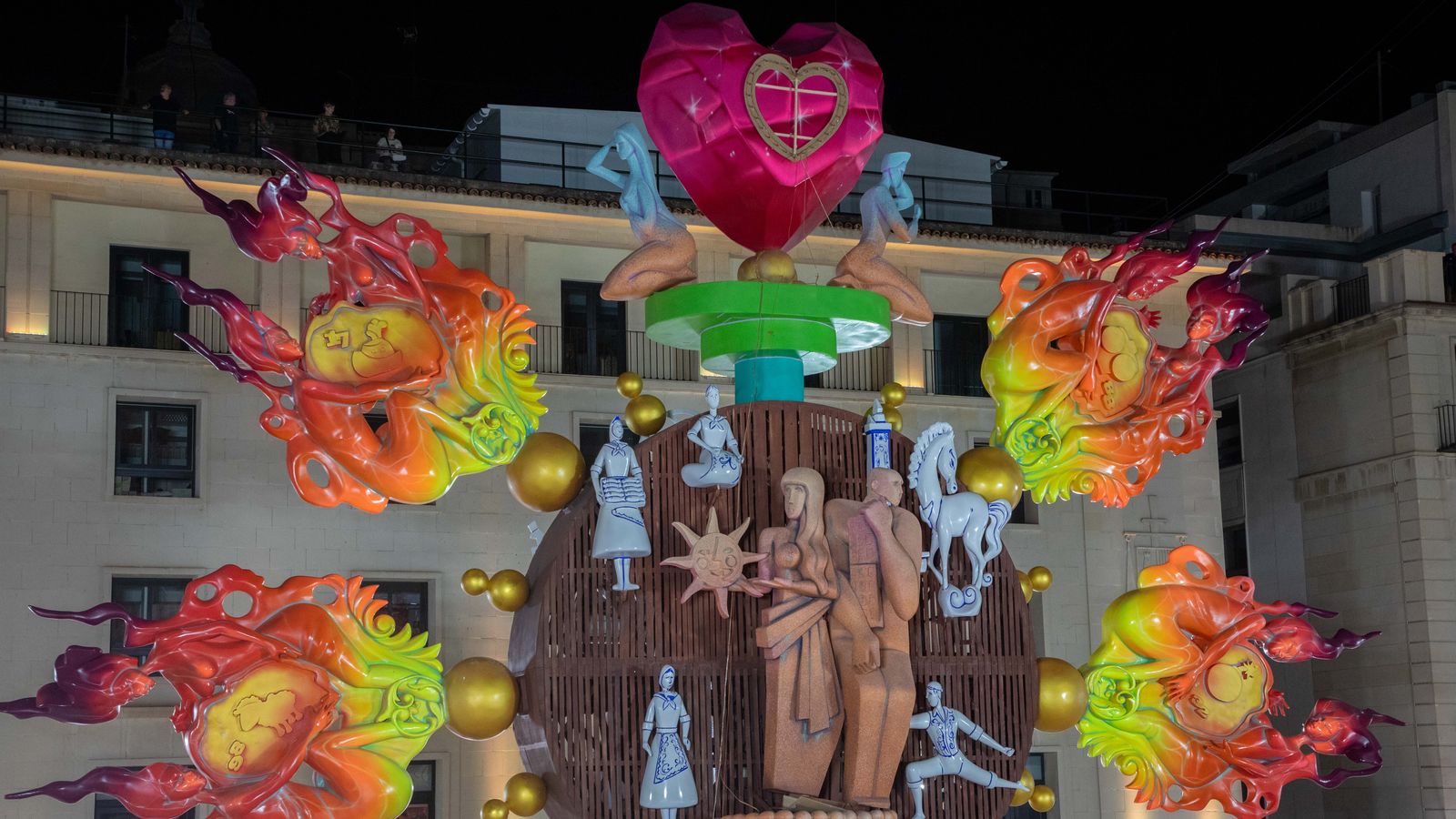 Foguera oficial a la plaça de l’Ajuntament d’Alacant, durant la cremà de les fogueres oficials de Sant Joan, el 24 de juny del 2025, a Alacant.