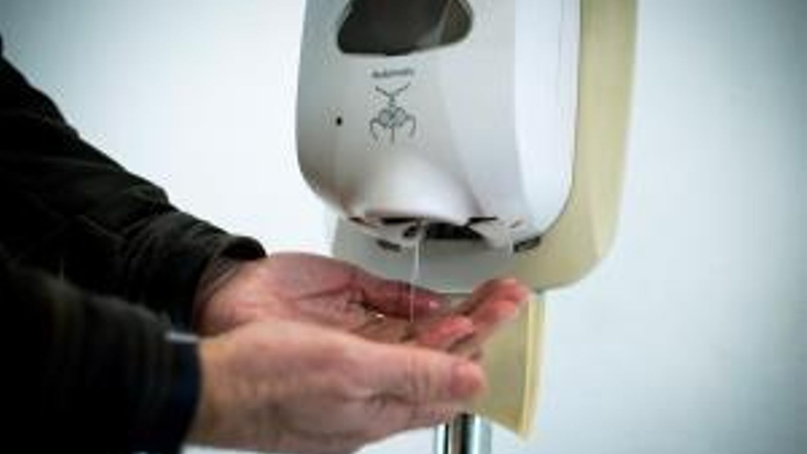 Una persona usa un gel desinfectante | Brais Lorenzo (EFE)