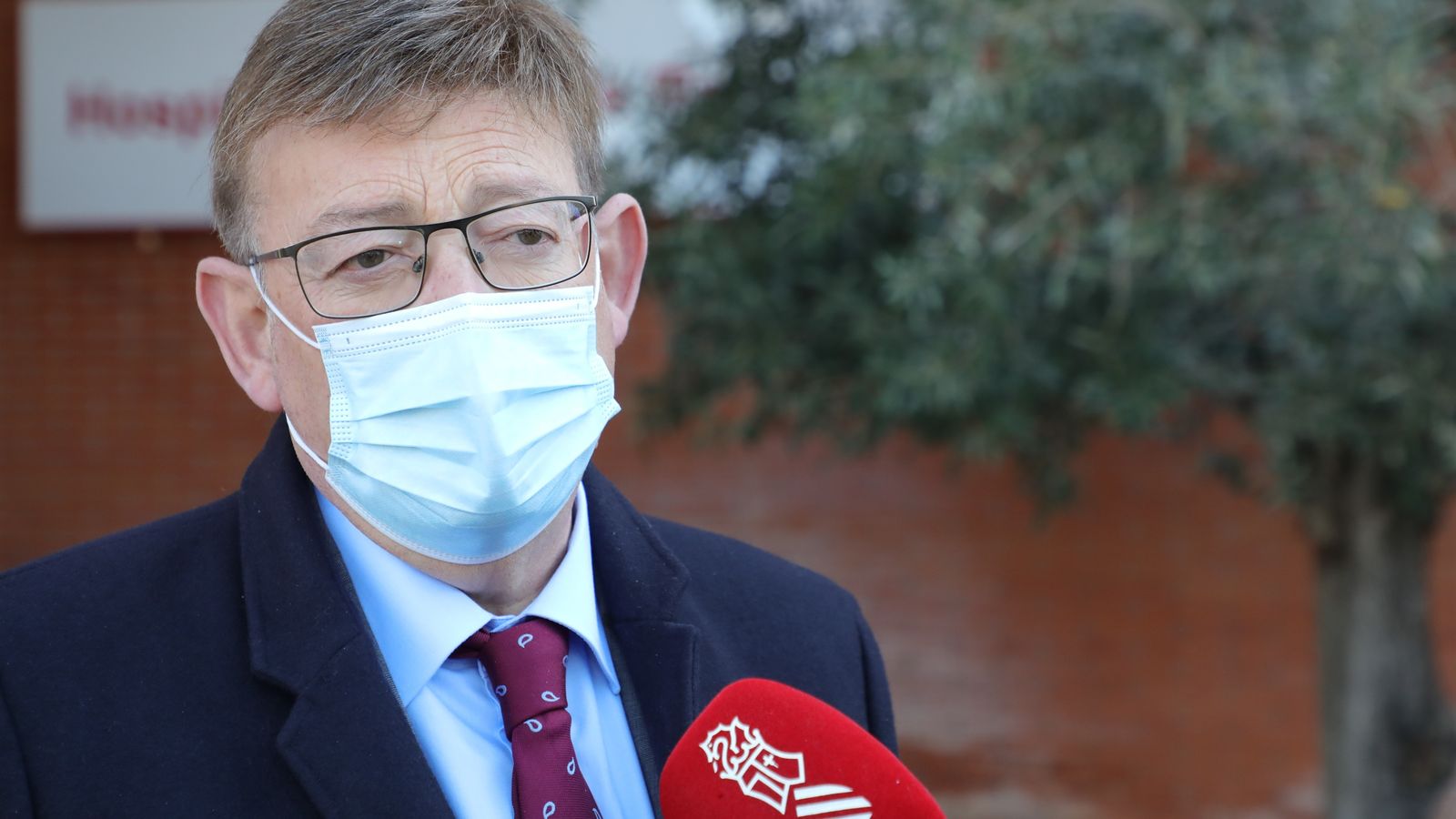 Puig en la seua visita a l'Hospital de Requena
