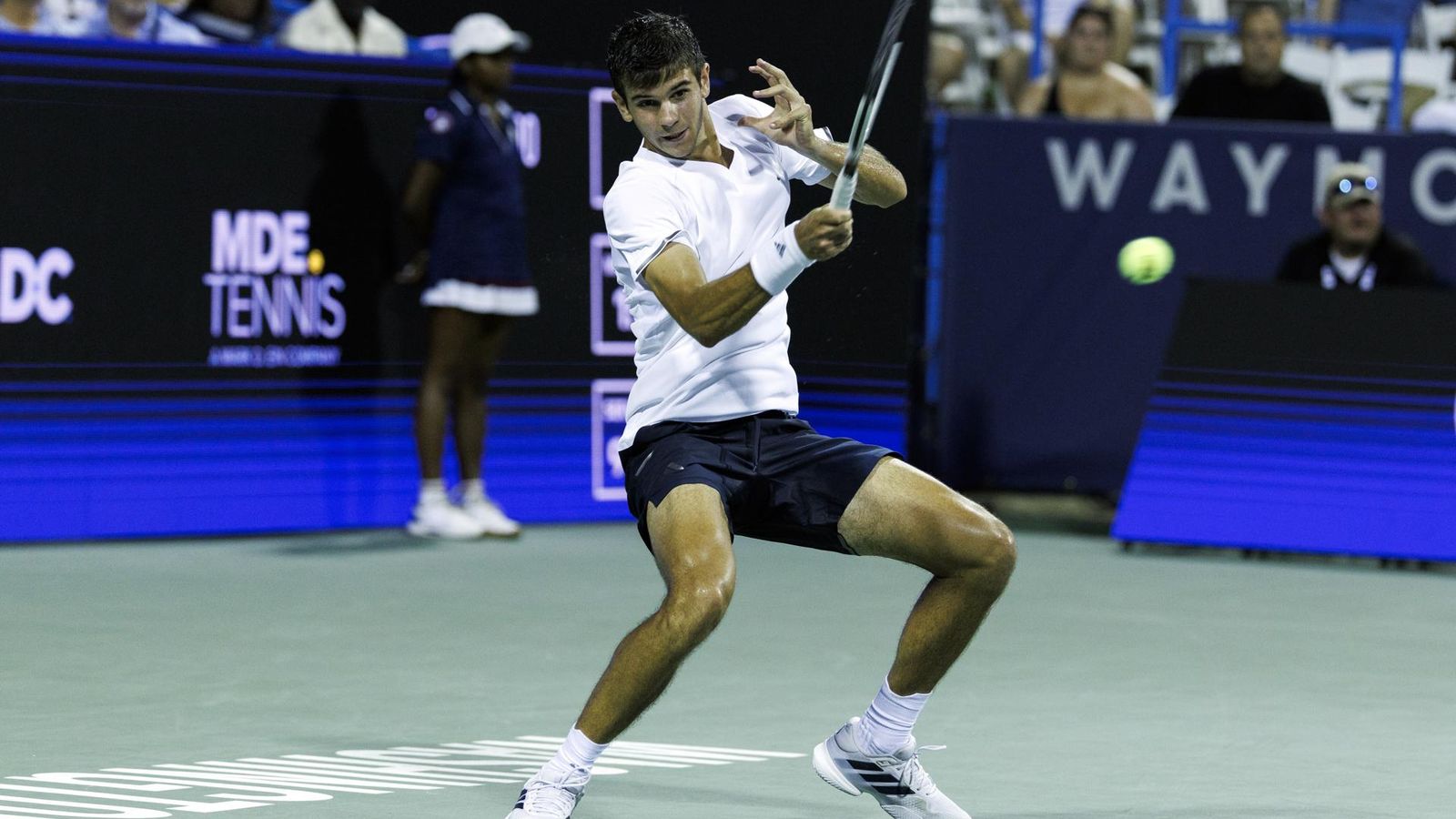 Rafa Jódar colpeja una pilota en el partit contra el xilé Tabilo