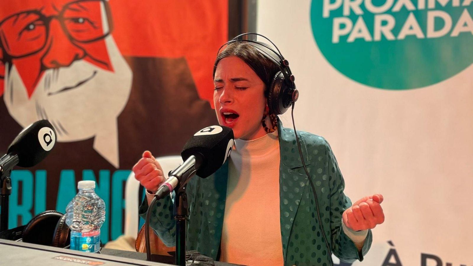 Actuació en directe de Blanca Paloma en la ràdio d'À Punt