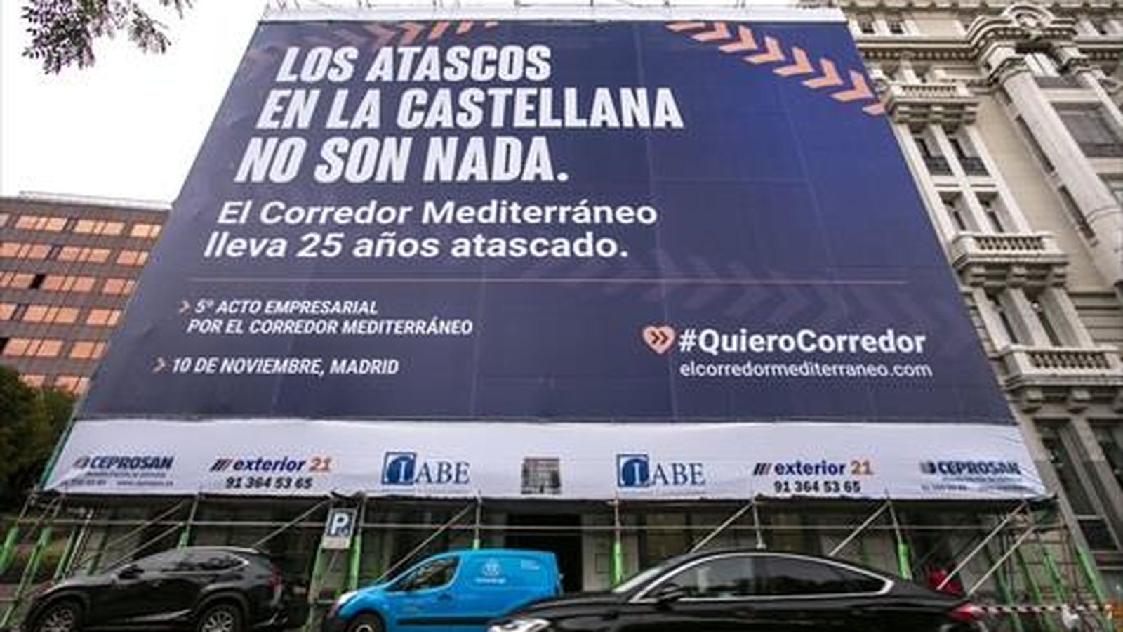 Lona defensant el Corredor Mediterrani a una façana a Madrid