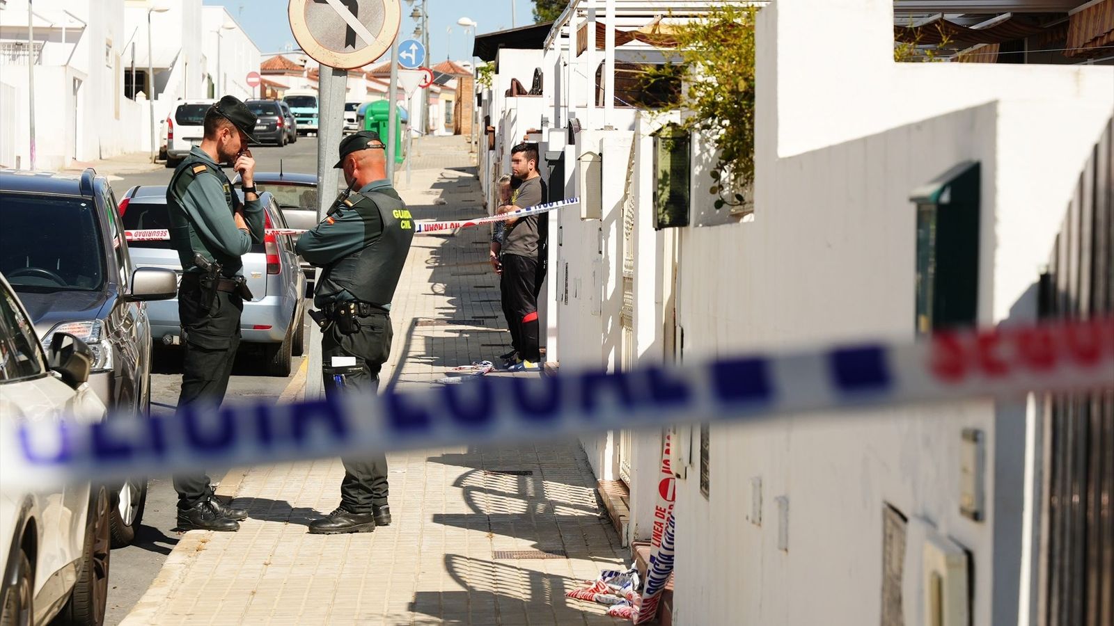 Agents de la Guàrdia Civil davant del domicili de la dona assassinada a Cartaya, el passat 24 d'abril