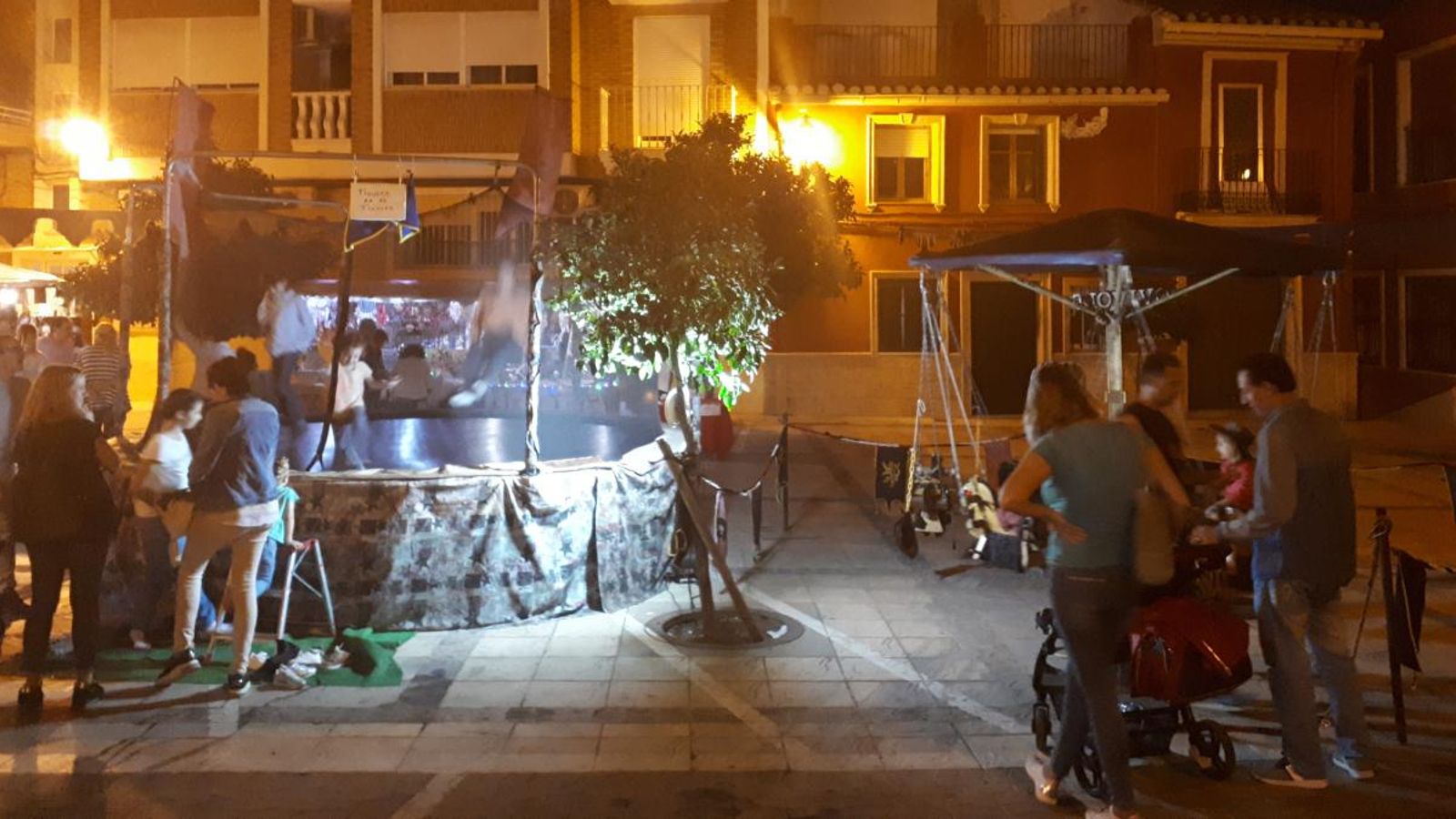 Les xiquetes i els xiquets de la Vall d'Uixò gaudeixen de les atraccions de fusta de la Fira medieval