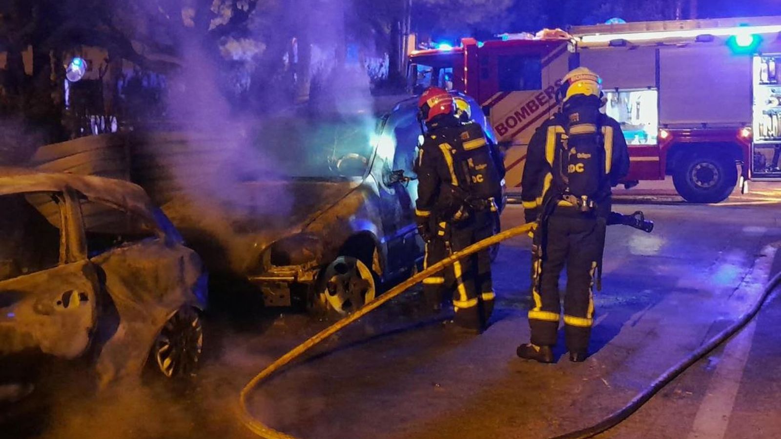Efectius de bombers apaguen les flames