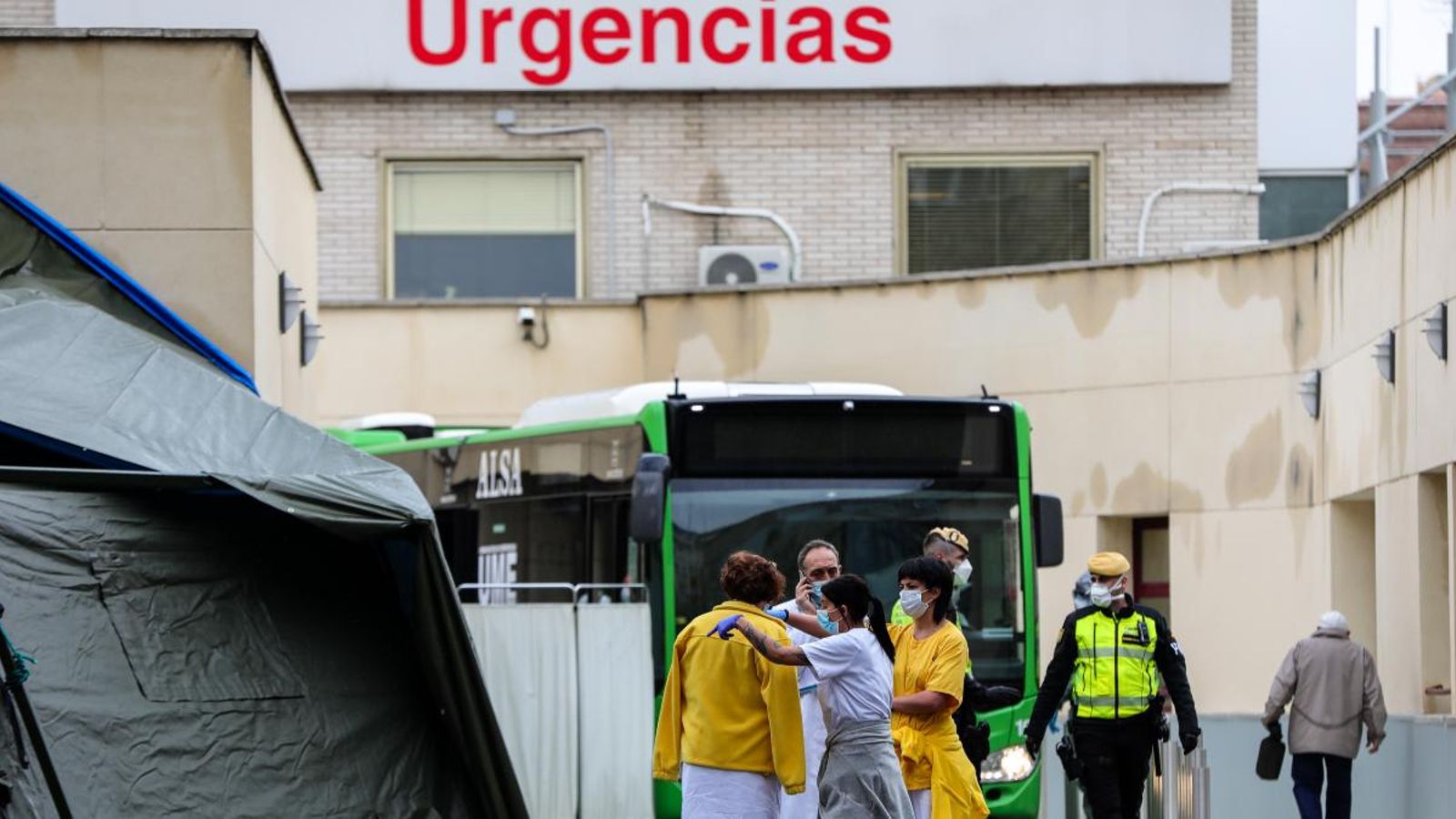 Autobusos que estan sent utilitzats per a traslladar pacients contagiats amb coronavirus