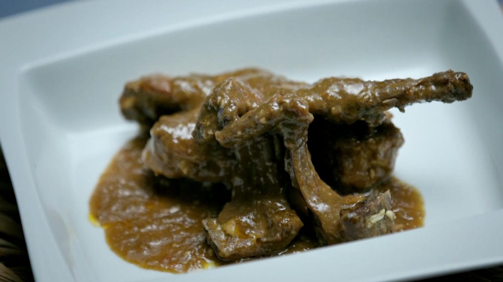 Conill amb salsa de xocolate