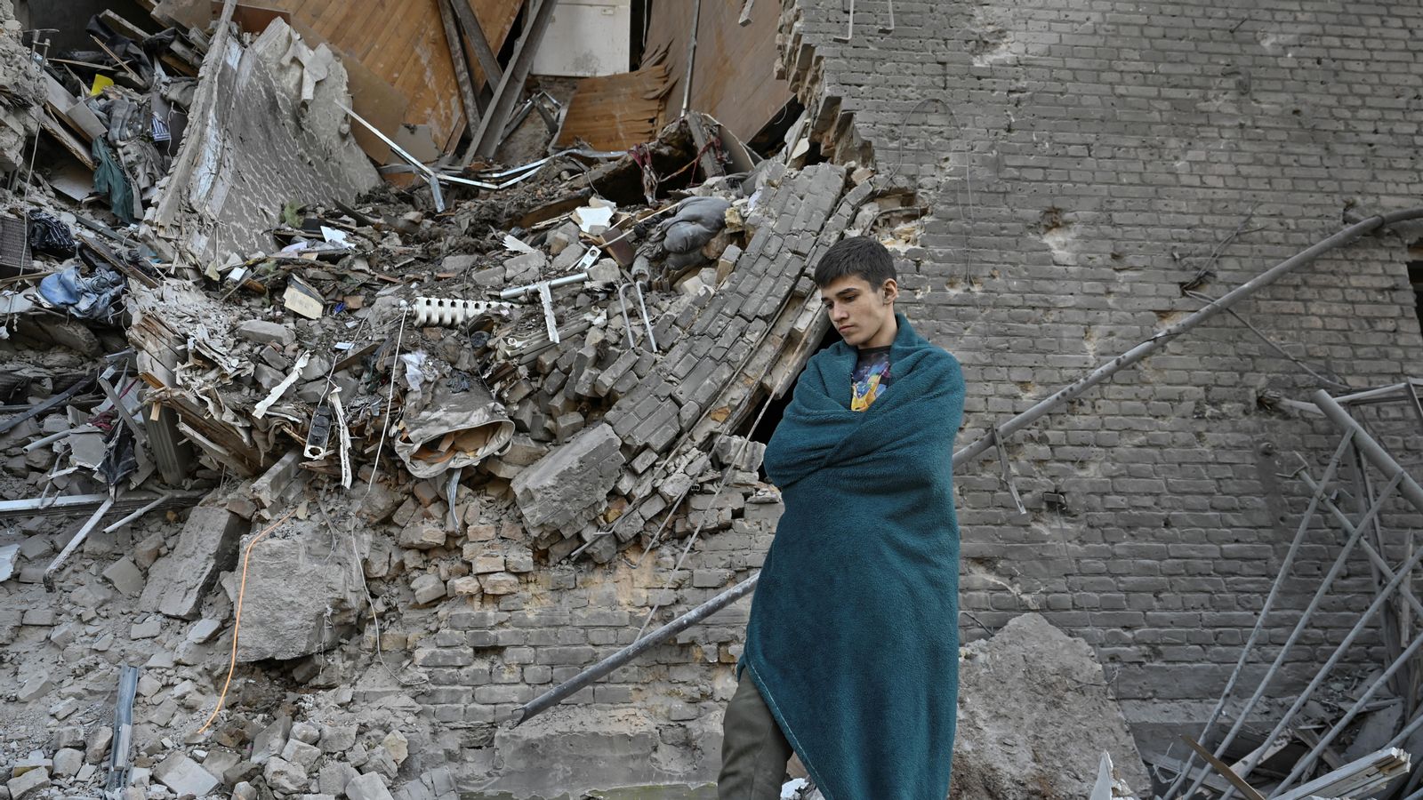 Vladyslav, de 14 anys, al costat del seu apartament destruït per un atac aeri rus en Zaporíjia, Ucraïna, este diumenge