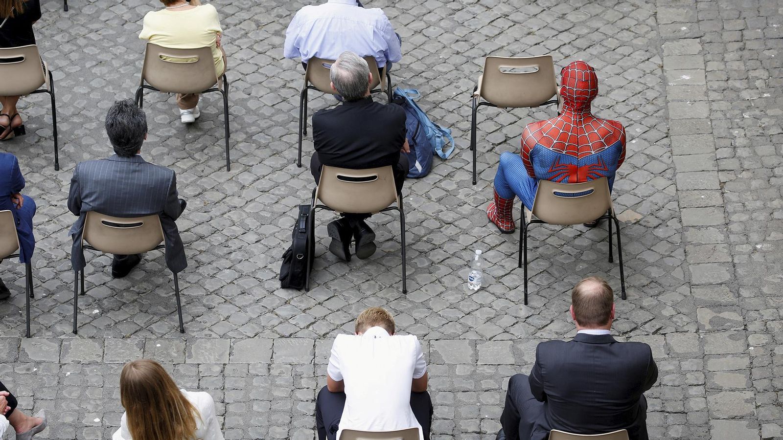 Spiderman en la zona VIP de la plaça San Dàmaso esperant que finalitze l'audiència