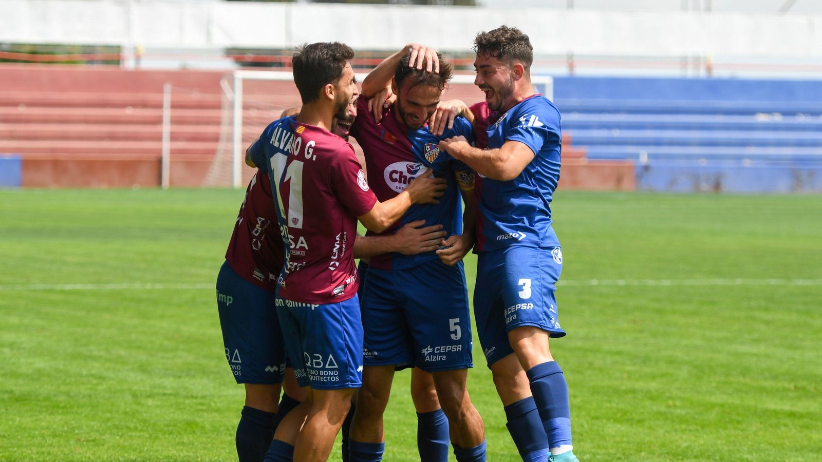 Els jugadors de l'Alzira celebren un gol