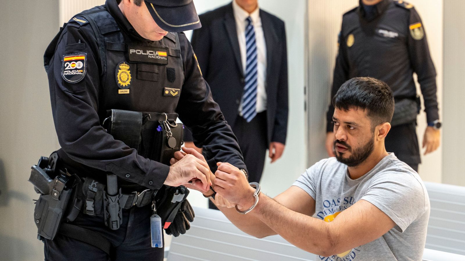 Hamza Waris, pakistanés de 28 anys, va atacar amb una destral un McDonald´s d'un centre comercial de Badalona