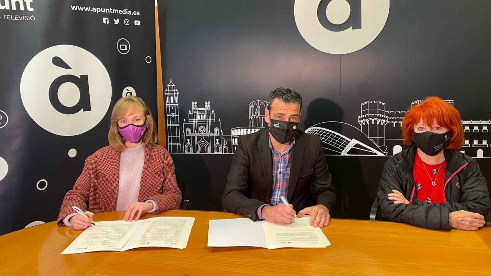 Alfred Costa, director General d’À Punt Mèdia i Cristina Martínez, presidenta del Consell Valencià de la Joventut, en la firma del conveni aquest dimecres