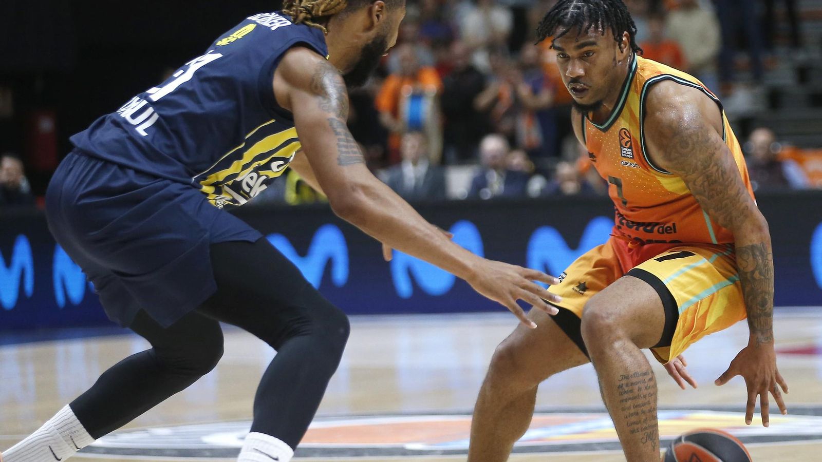 Chris Jones amaga la pilota en el partit contra Fenerbahçe