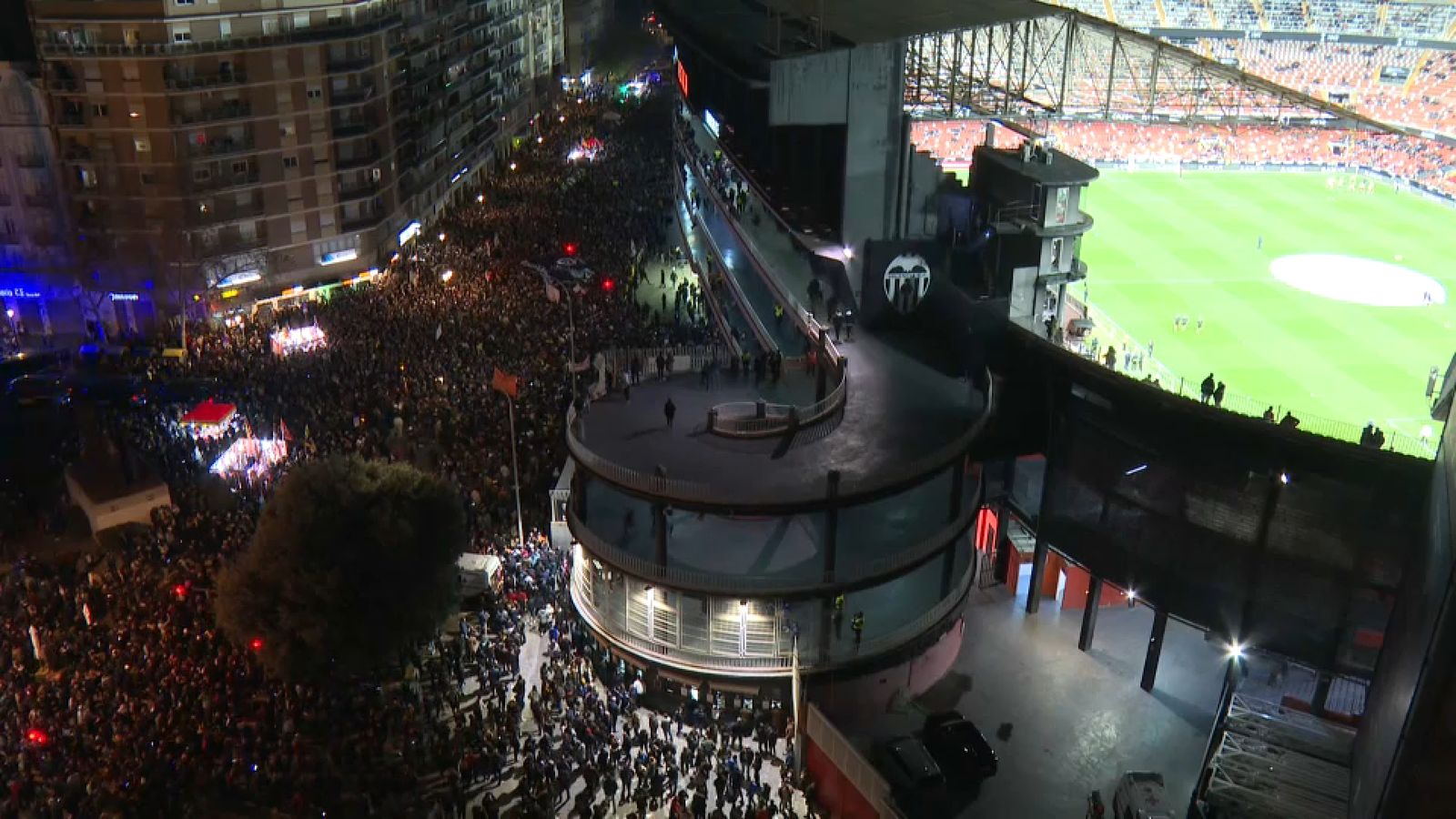Gran part de l'afició valencianista ha decidit no entrar a Mestalla fins al minut 20 del partit