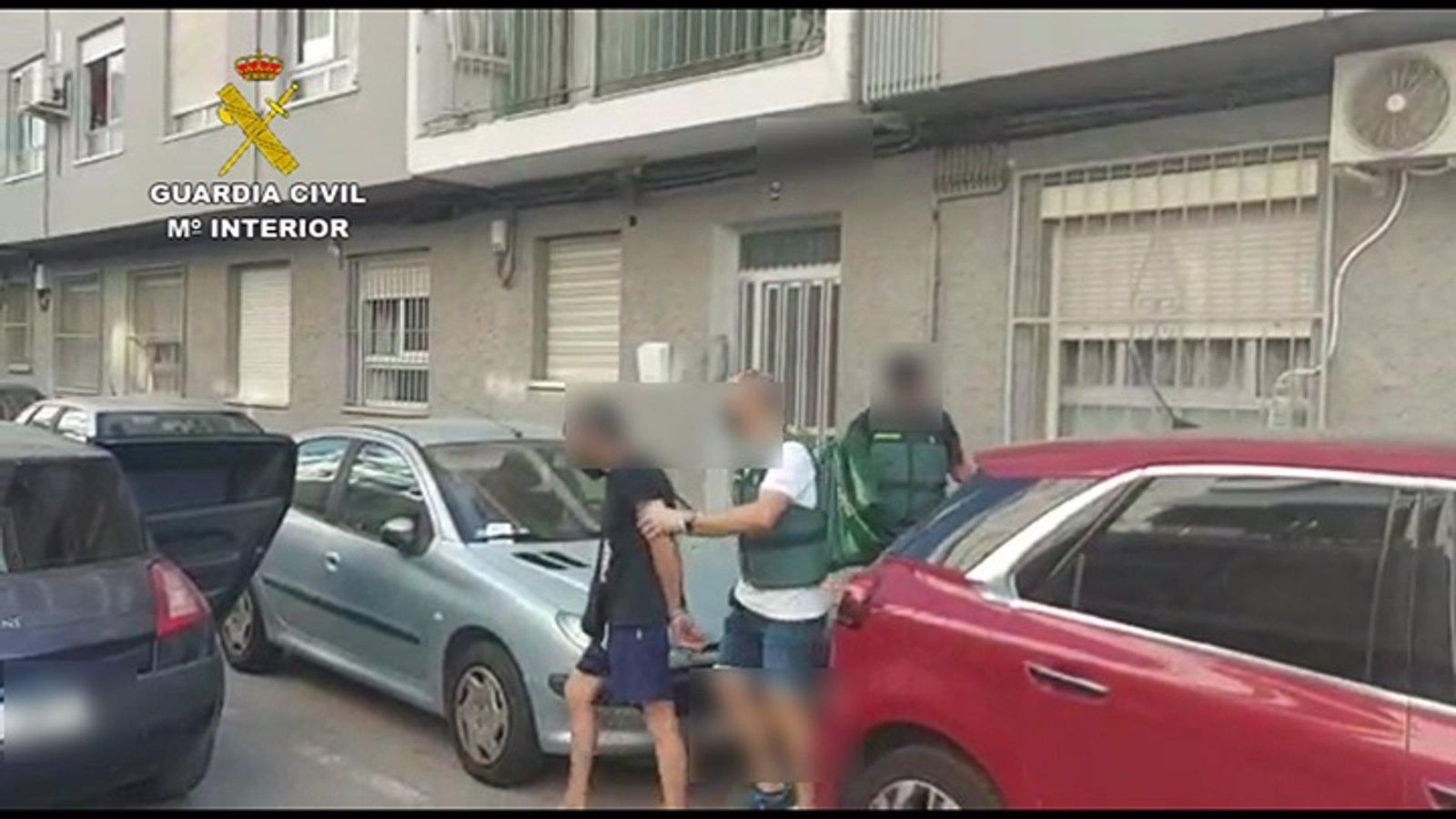 Agents de la Guàrdia Civil escorten un dels set detinguts en l'operació