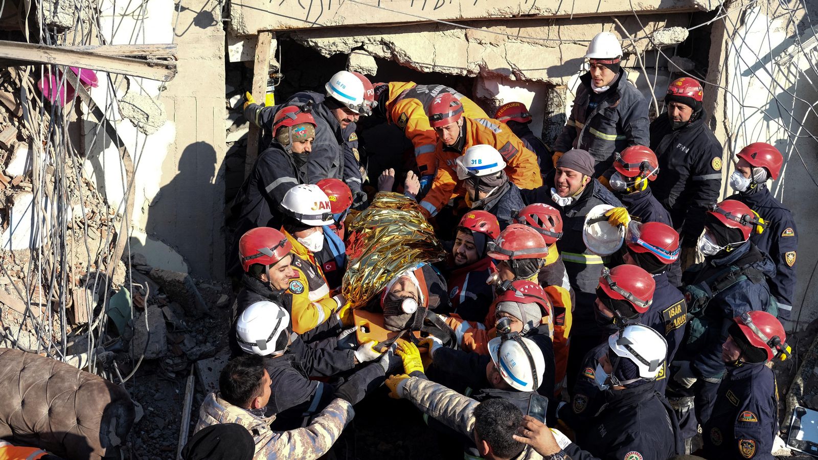Equips de rescat trauen Muhammed Enes , de 17 anys, d'entre les restes d'un edifici de la ciutat turca d'Adiyaman, 198 hores després dels terratrèmols