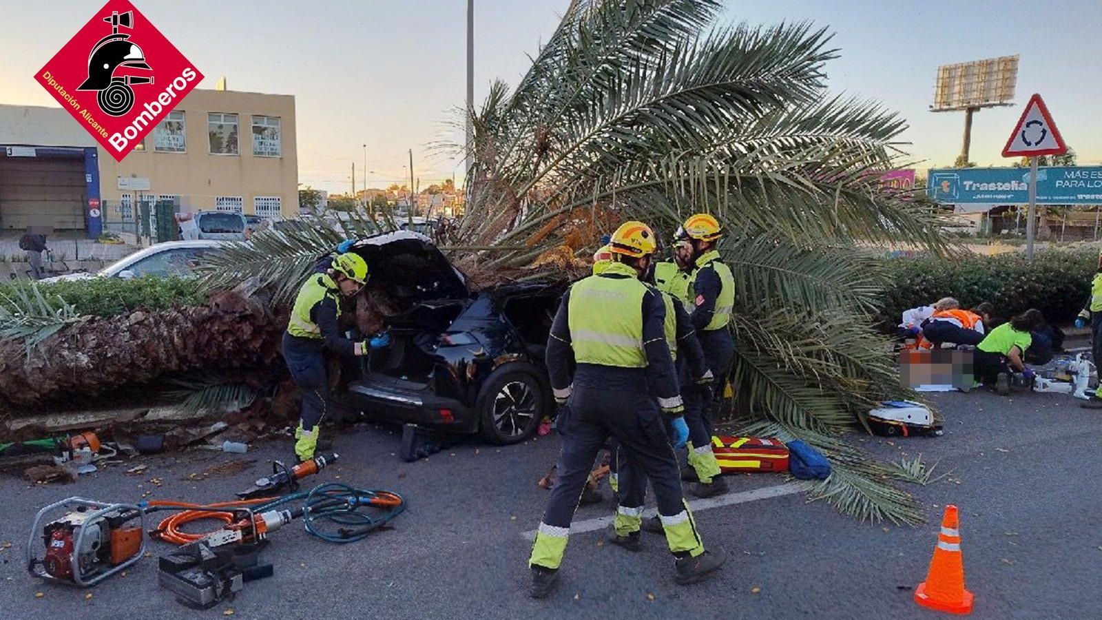 L'operatiu dels bombers, en el lloc de l'accident