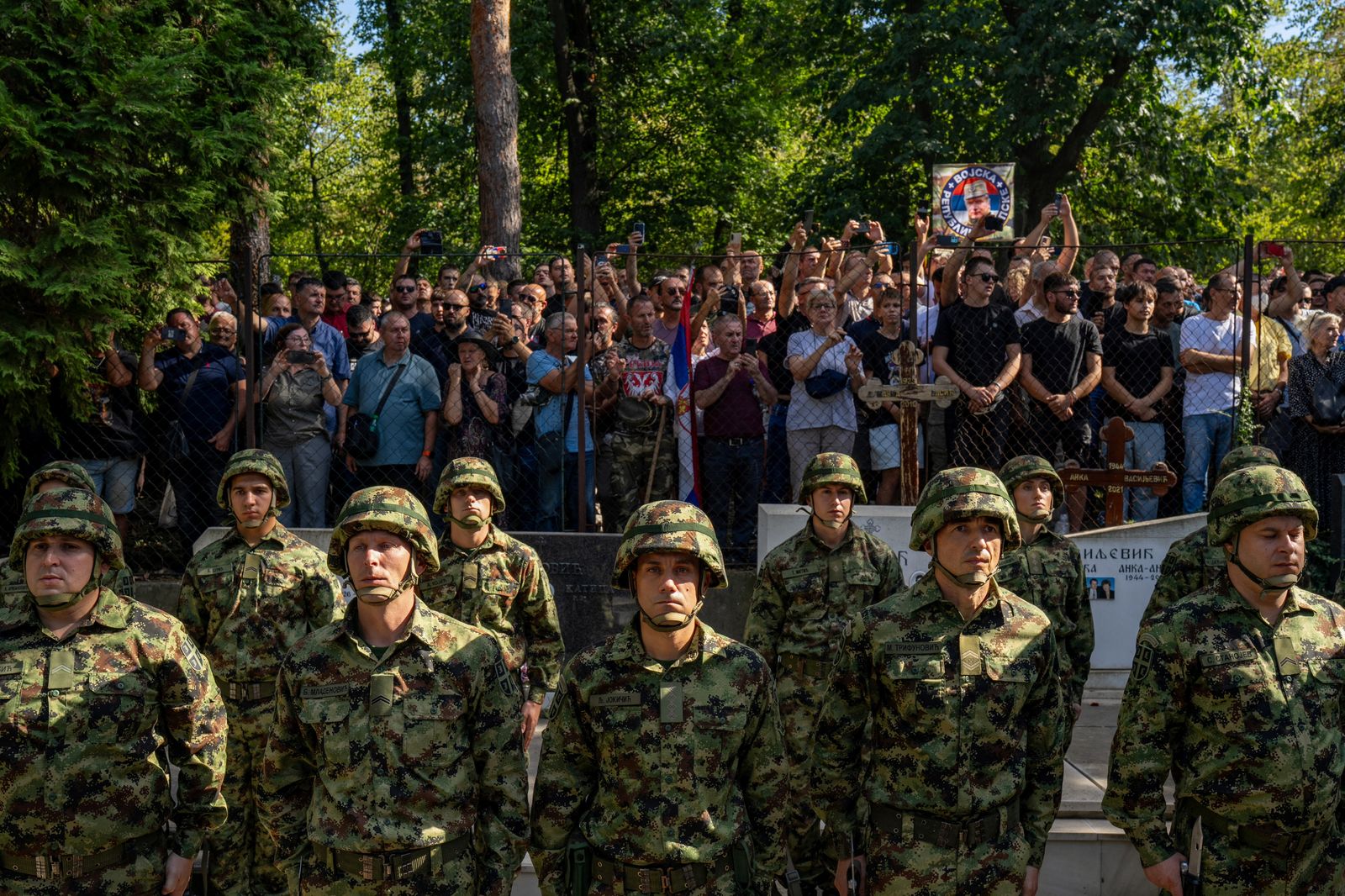 Desenes de serbis i membres de l'exèrcit al cementeri de Topcider durant el soterrar de Mladic