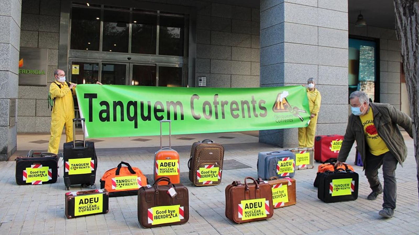 La plataforma Tanquem Cofrents protesta a les portes d'Iberdrola amb una ‘performance’