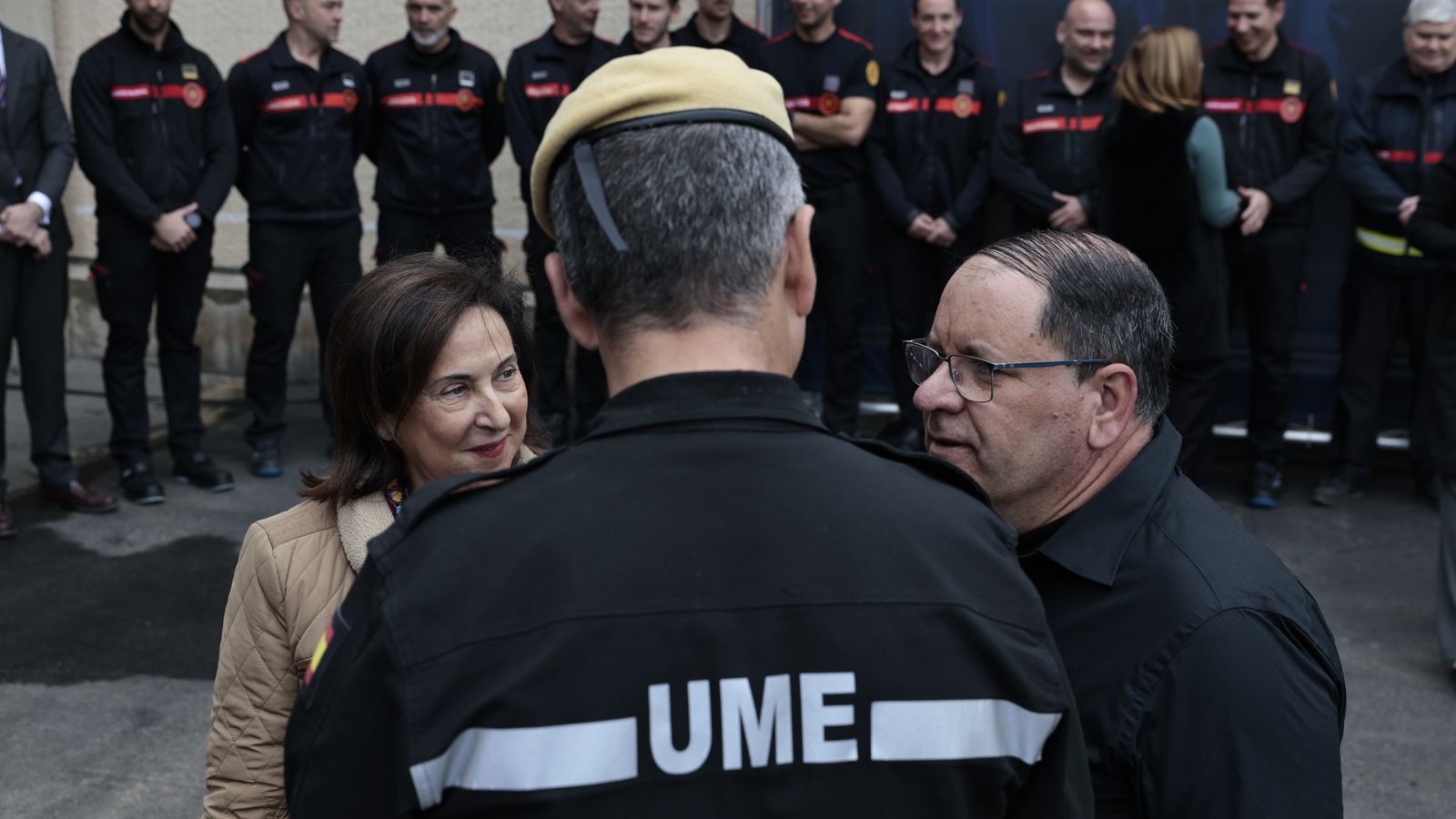 La minsitra Margarita Robles i el conserge de l'edidici, Julián García Antón, aquest dilluns al Parc de Bombers Nord de València