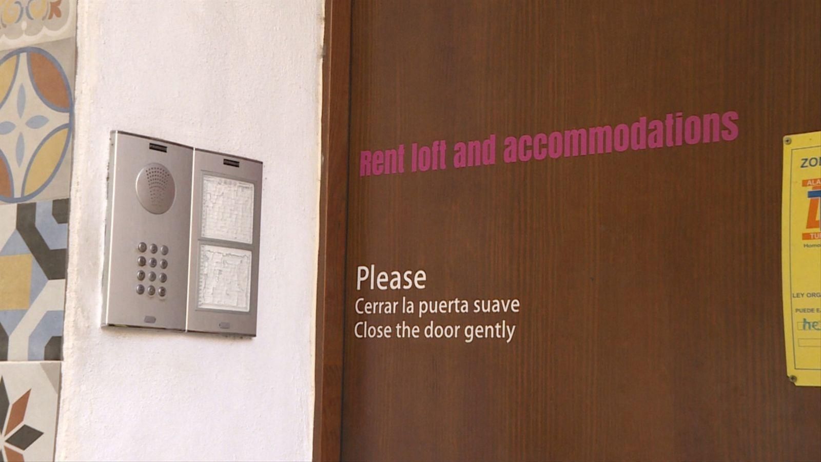 Porta d'una planta baixa reconvertida en apartament turístic a València