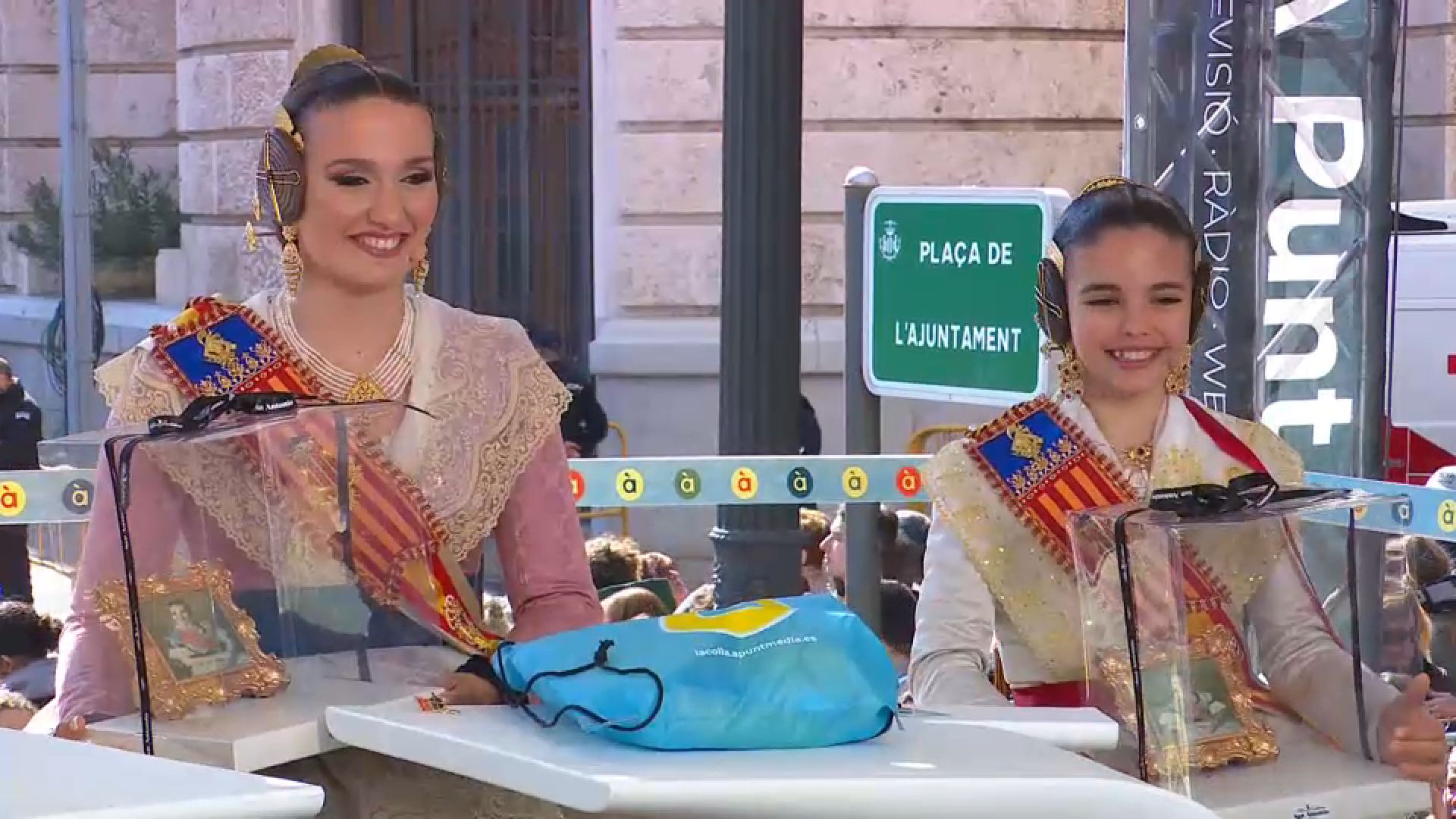 Les dues falleres majors han rebut un regal molt dolç, dos retrats de xocolata Les dues falleres majors han rebut un regal molt dolç, dos retrats de xocolata