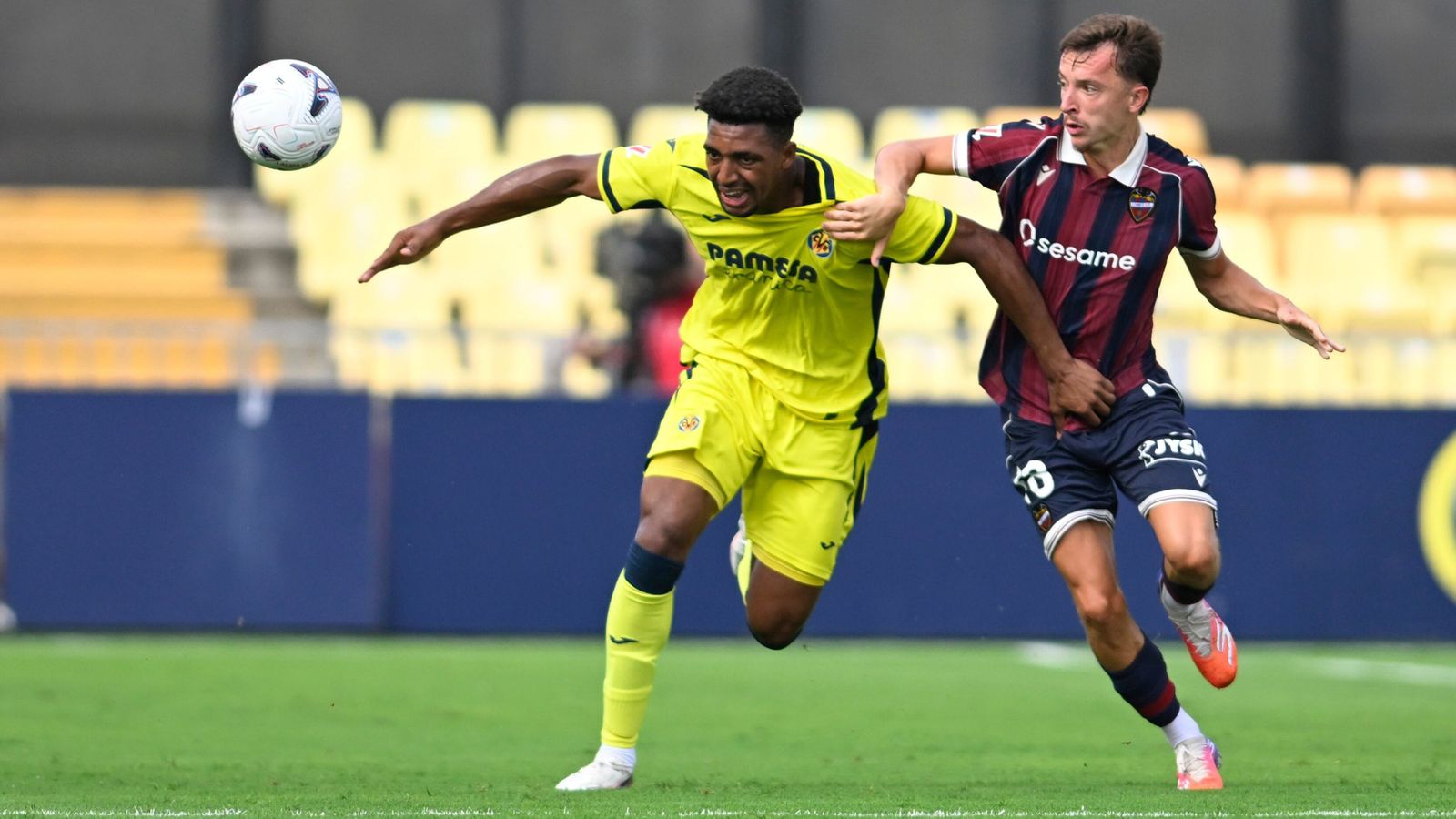 Freeman i Nacho Pérez, en l'amistós d'este estiu entre els dos equips