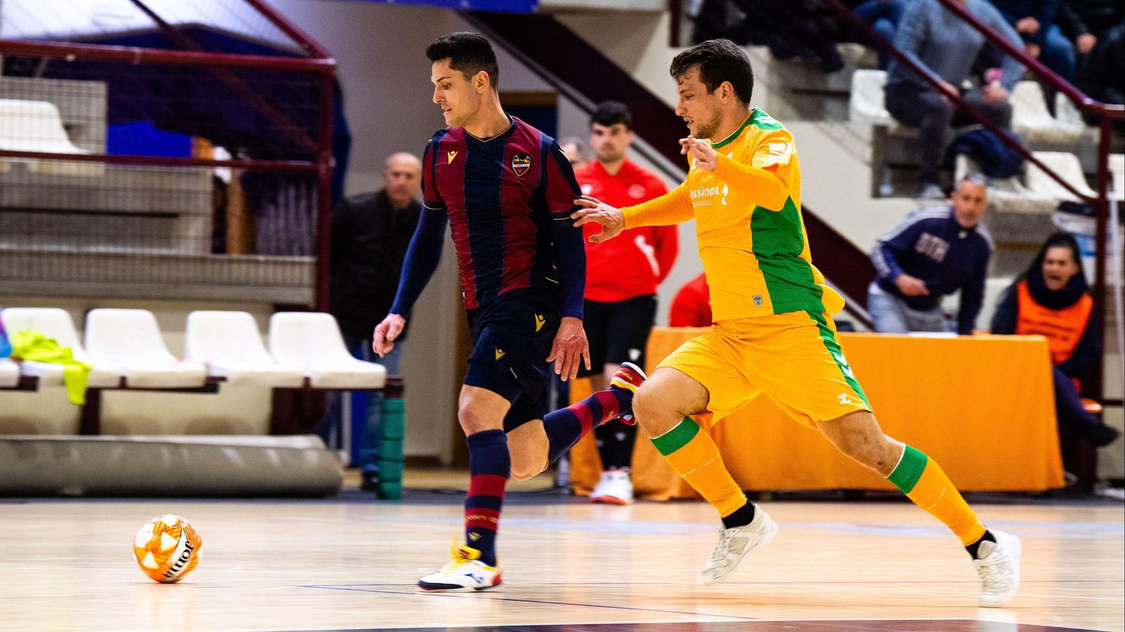 Un jugador granota, en una acció del partit