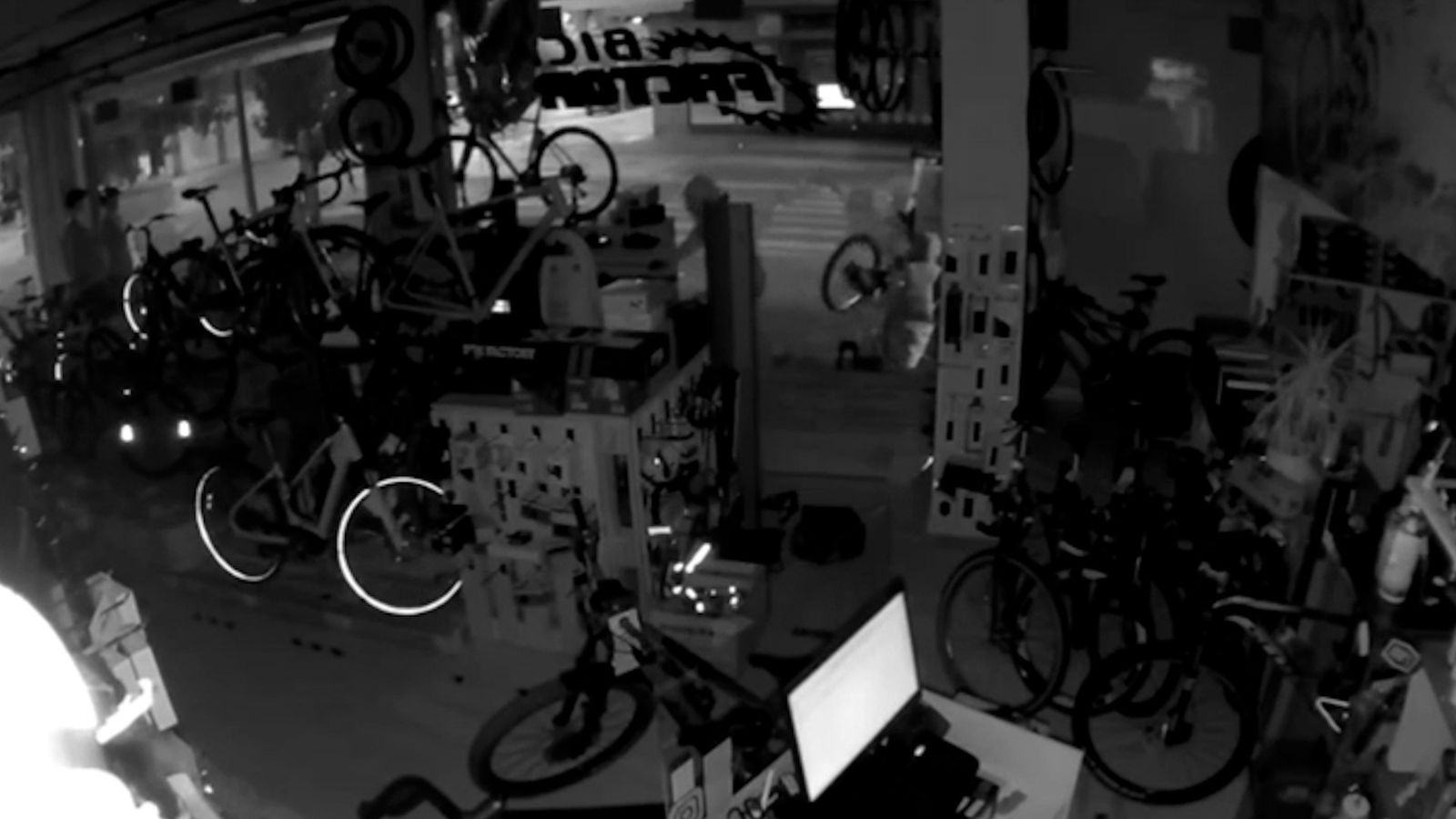 Les càmeres d'una de les tendes desvalisades graven els lladres en plena faena