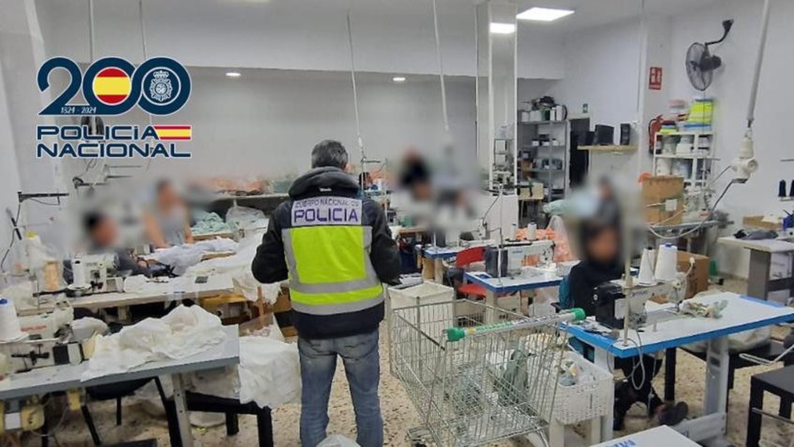 En imatge, el taller de costura il·legal desmantellat a Mislata