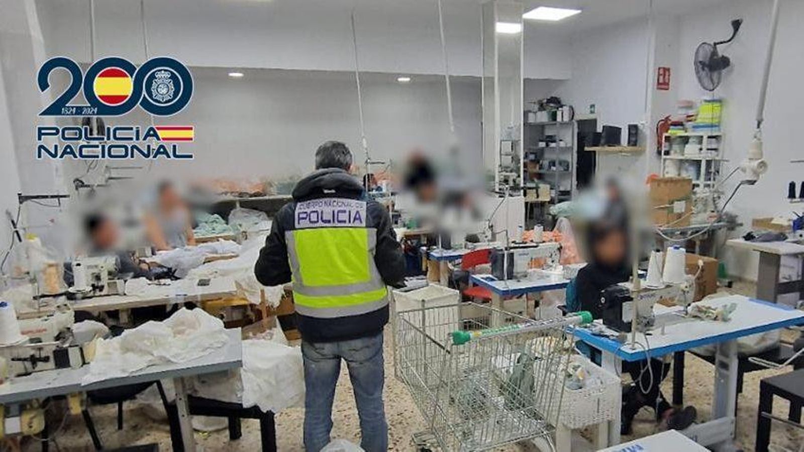 En imatge, el taller de costura il·legal desmantellat a Mislata