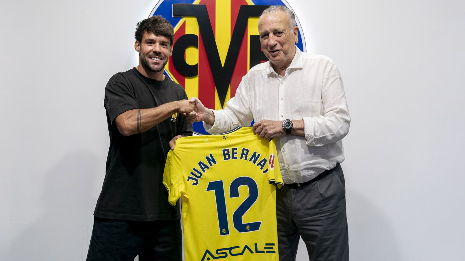 Juan Bernat, amb el president del Vila-real, Fernando Roig