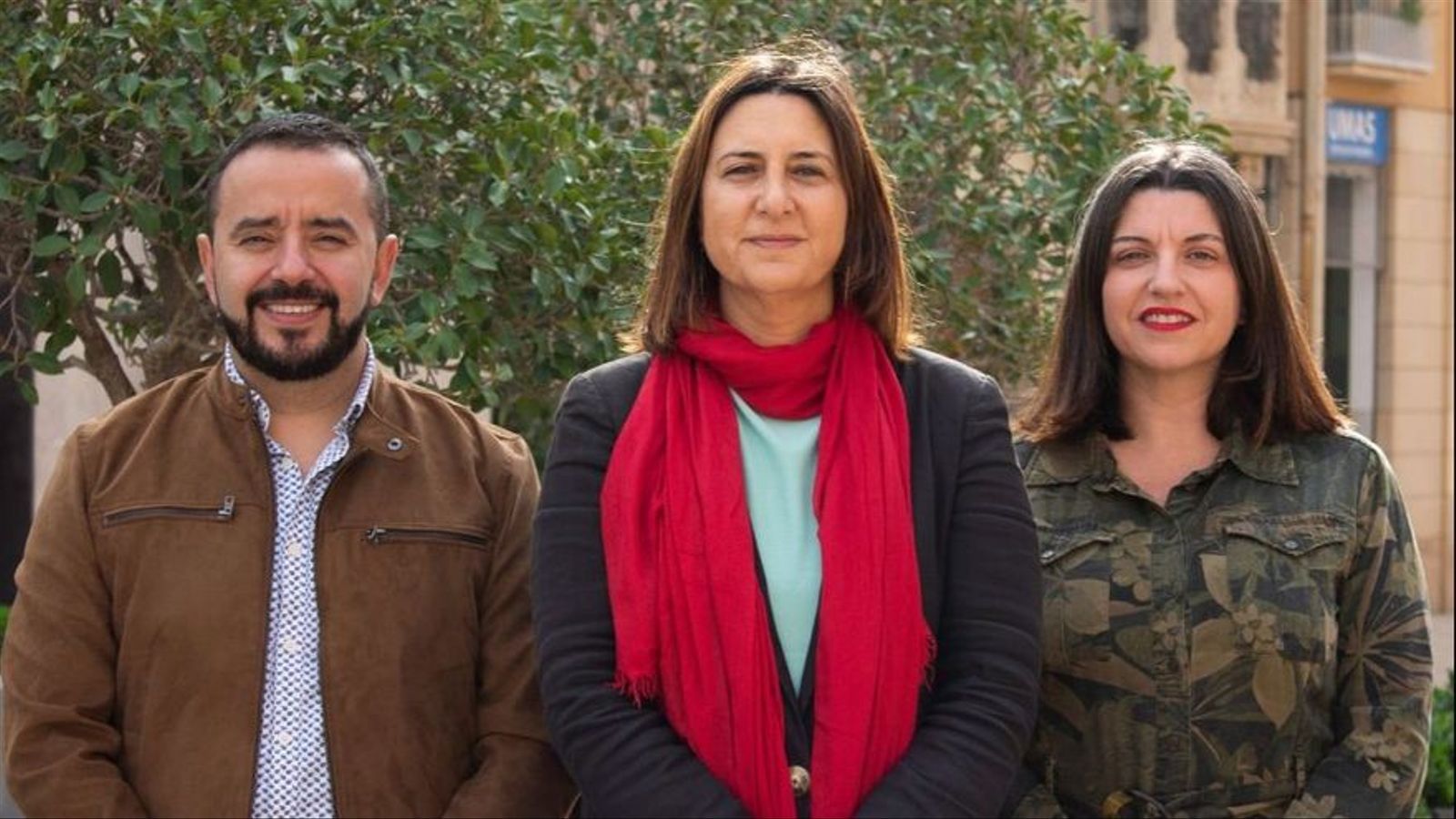 Antoni Llorente i Estefania Blanes, dos dels membres de l'executiva que han dimitat al costat de la també consellera Rosa Pérez Garijo, al centre