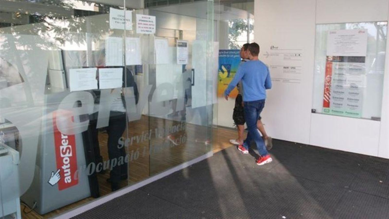 Dos persones entren en una oficina de treball a la Comunitat Valenciana