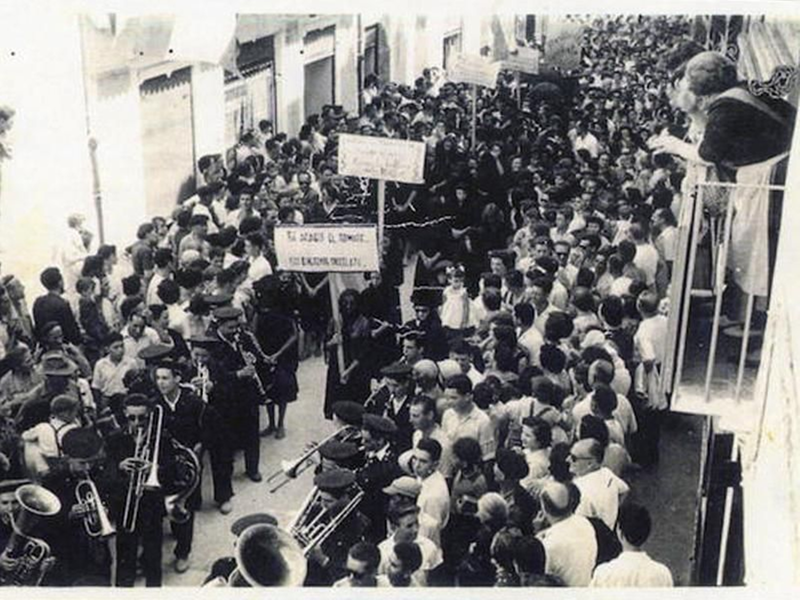 Històrica imatge de la marxa fúnebre en el Soterrament de la Tomata, en 1957