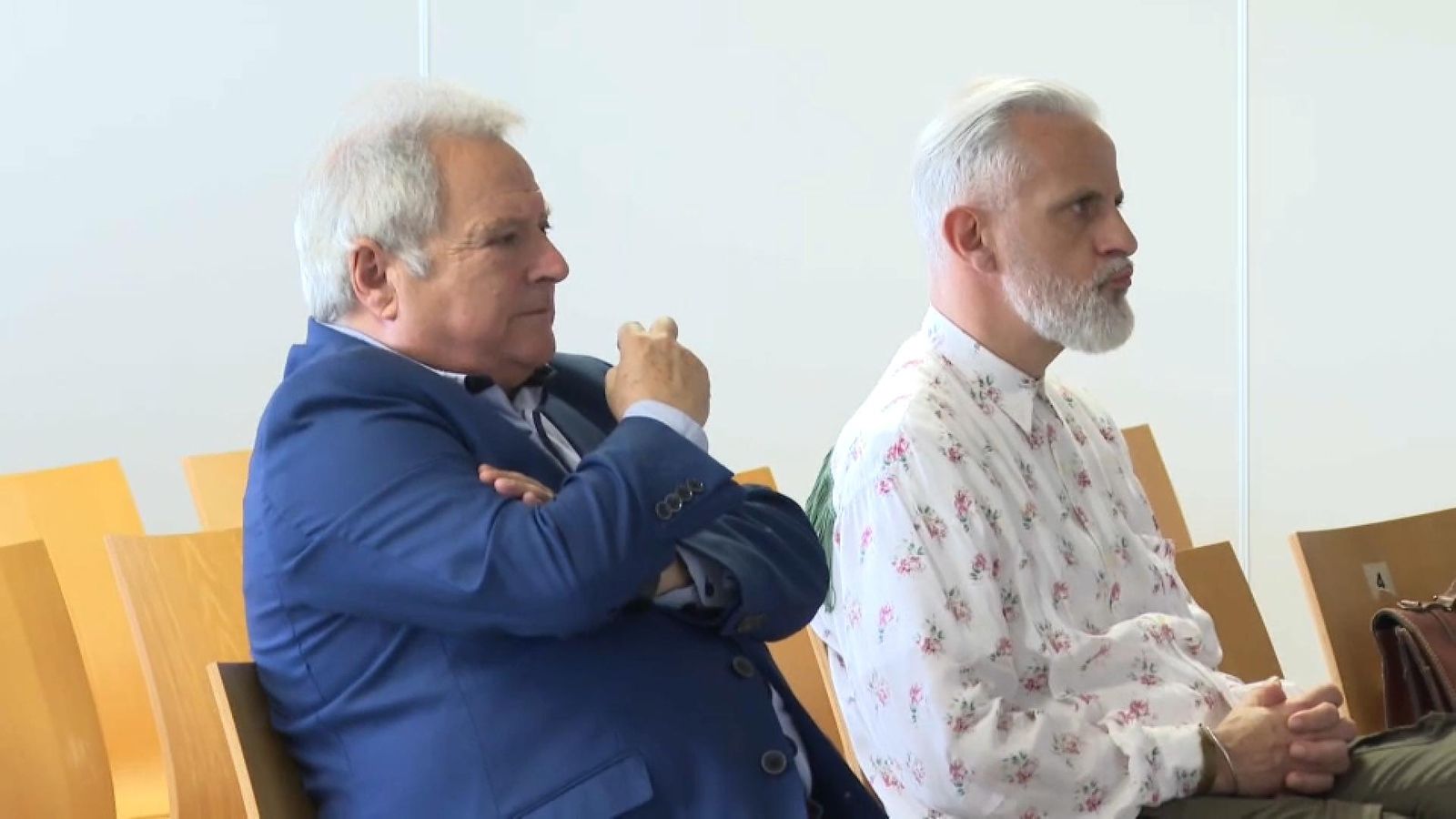 L'expresident de la Diputació de València, Alfonso Rus, seu al banc dels acusats acompanyat de l'exgerent d'Imelsa, Marcos Benavent