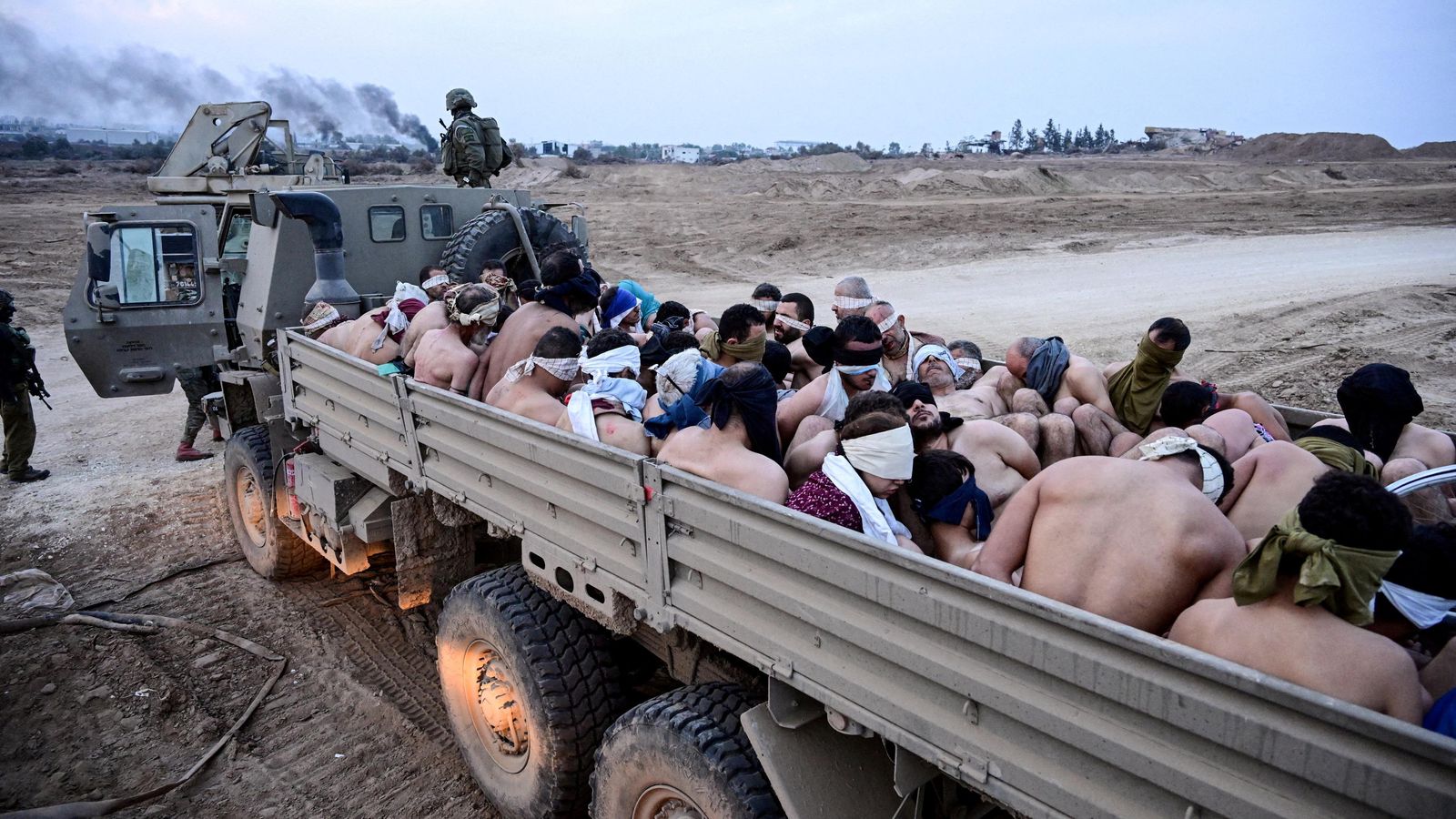 Un camió militar d'Israel trasllada presumptes milicians de Hamàs destinguts en l'ofensiva