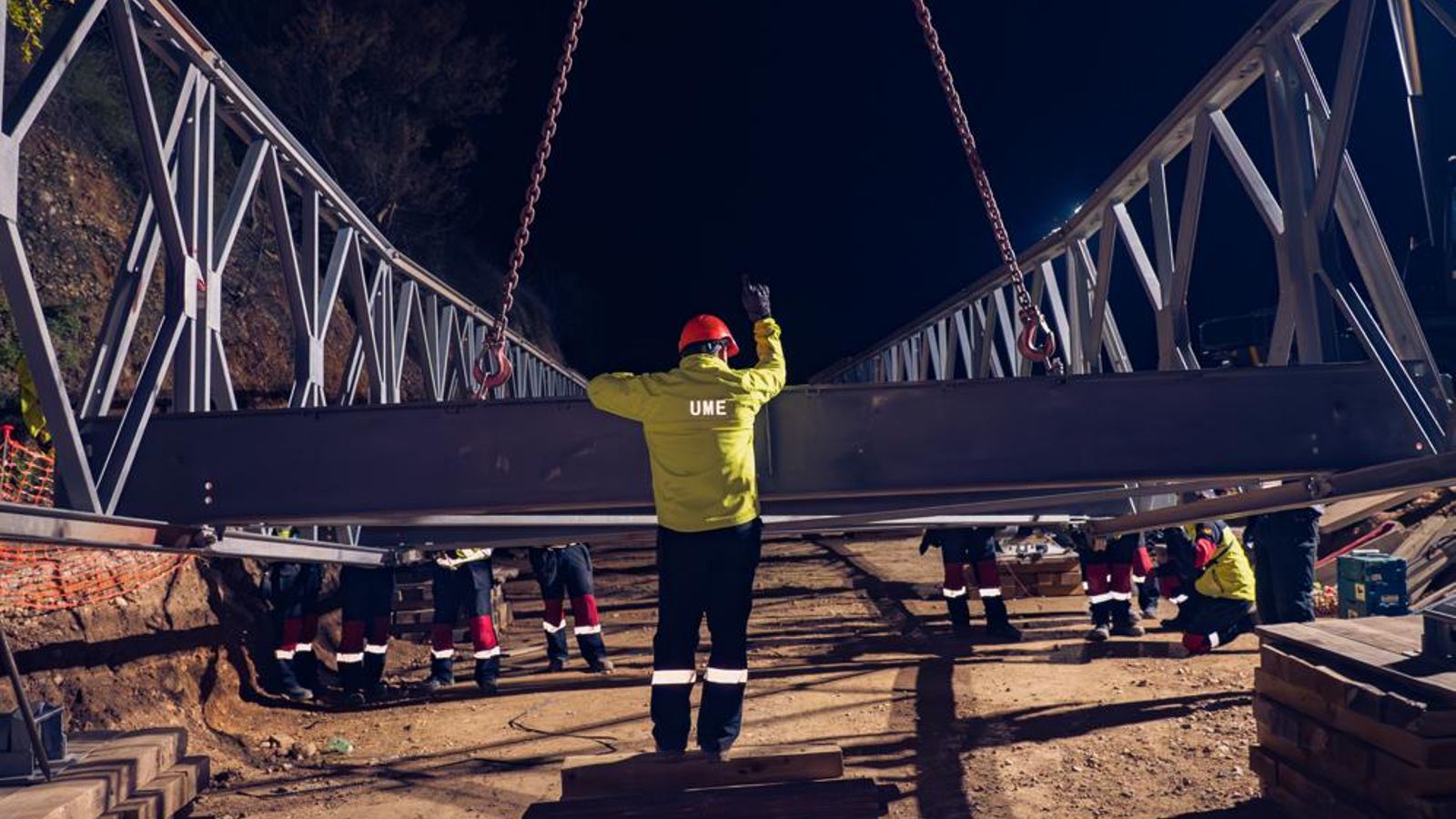 Efectius de l'UME treballen de nit en el muntatge del pont de Bunyol