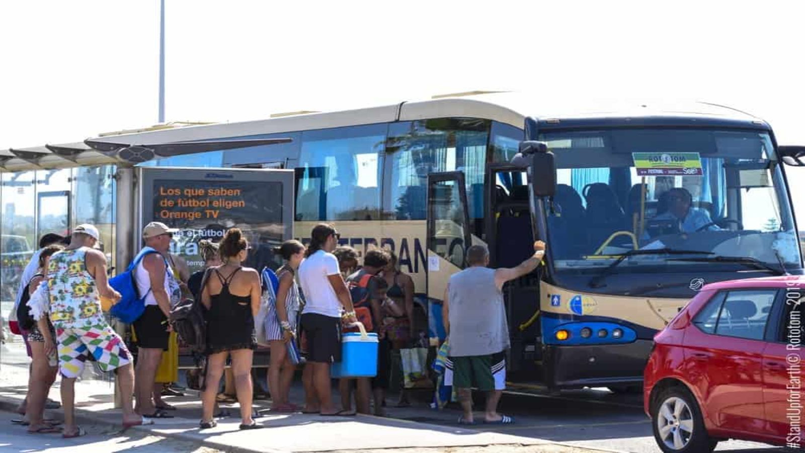 Assistents a la passada edició del Rototom pugen a l'autobus que els trasllada fins el recinte del festival de Benicàssim